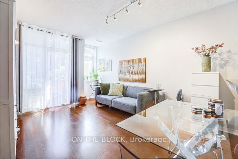 2495 Dundas Street W 107, Toronto, ON M6P 1X4 photo 4