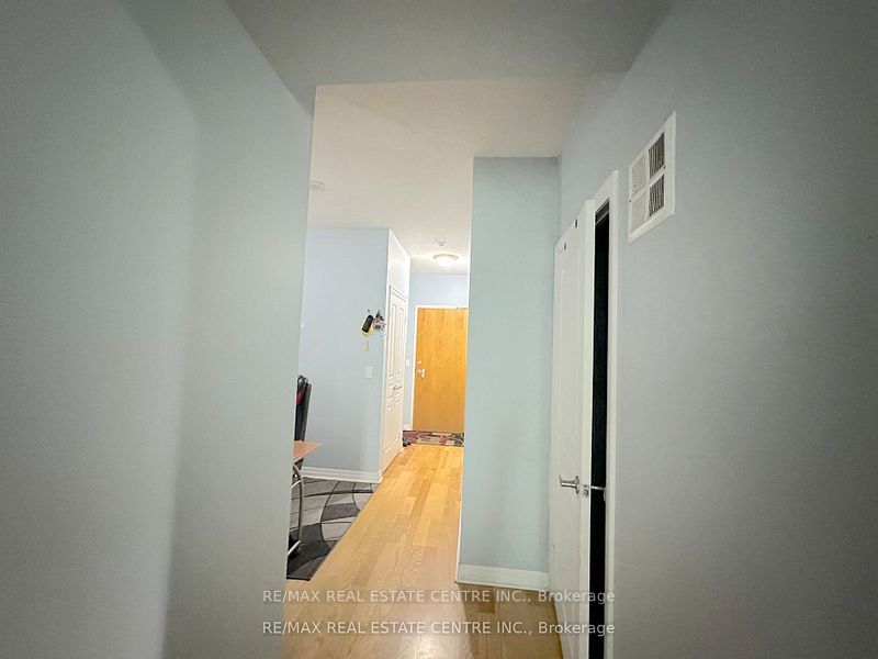 3939 Duke Of York Boulevard 301, Mississauga, ON L5B 4N2 photo 4