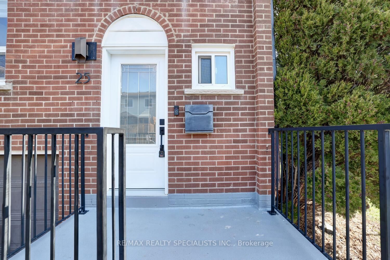 2445 Homelands Drive 25, Mississauga, ON L5K 2C6 photo 4