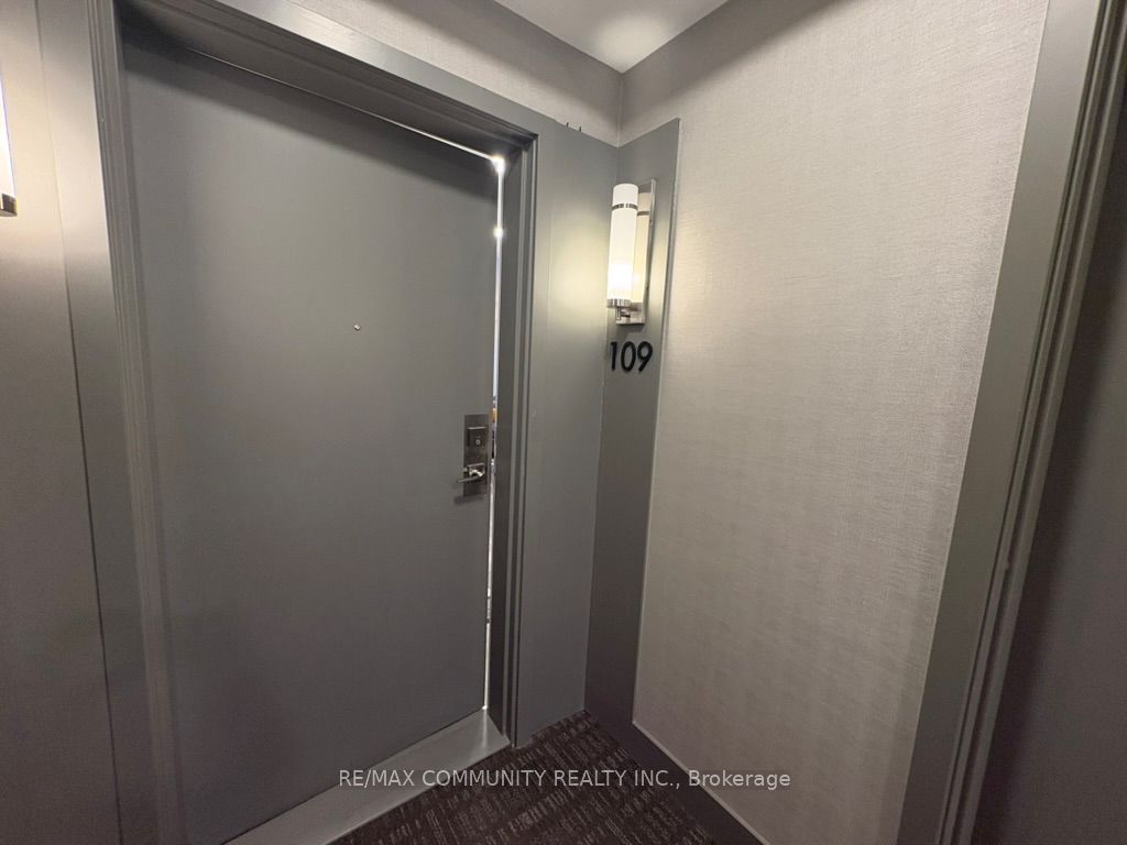 130 Canon Jackson Drive 109, Toronto, ON M6M 3Y4 photo 5