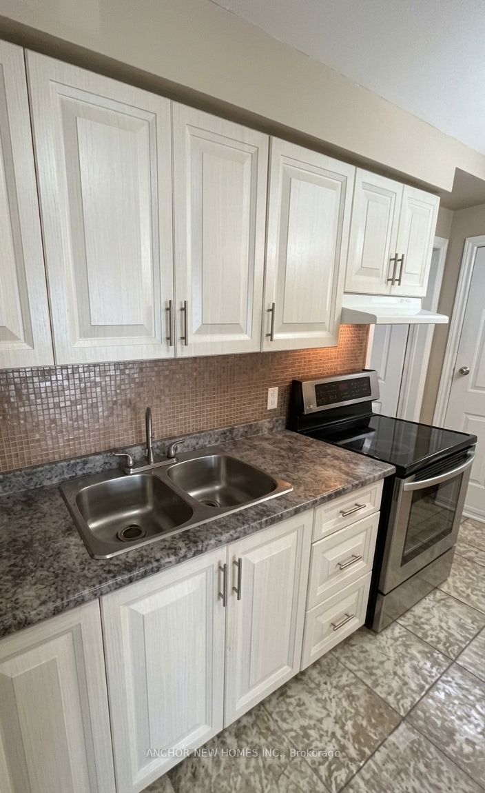 1598 Eglinton Avenue W 2, Toronto, ON M6E 2G8