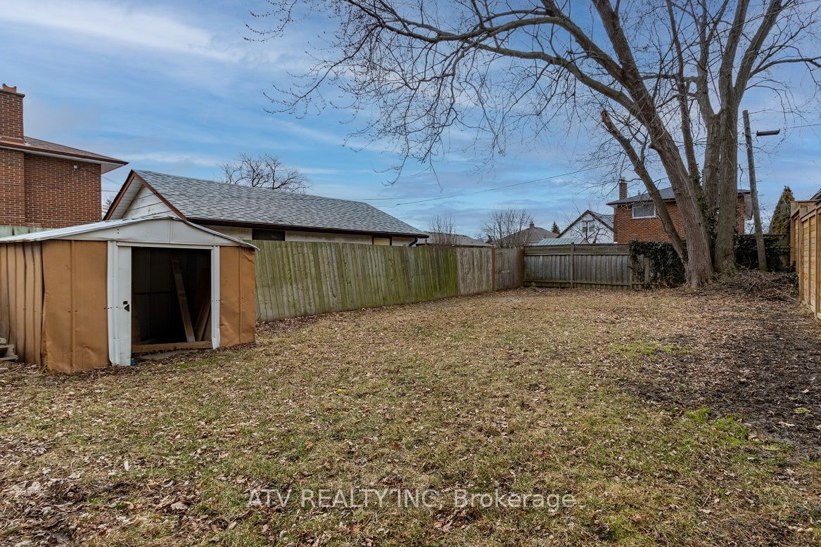 1064 Eastmount Avenue E, Mississauga, ON L5E 1Z3 photo 3