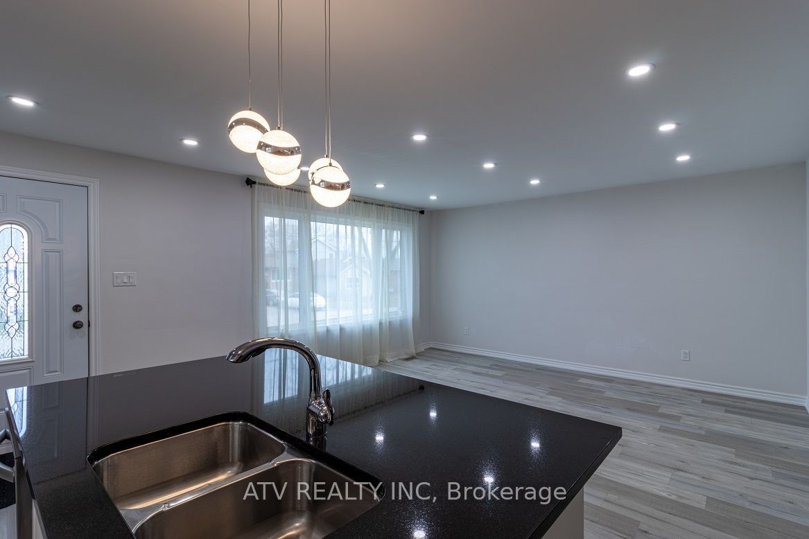 1064 Eastmount Avenue E, Mississauga, ON L5E 1Z3 photo 5