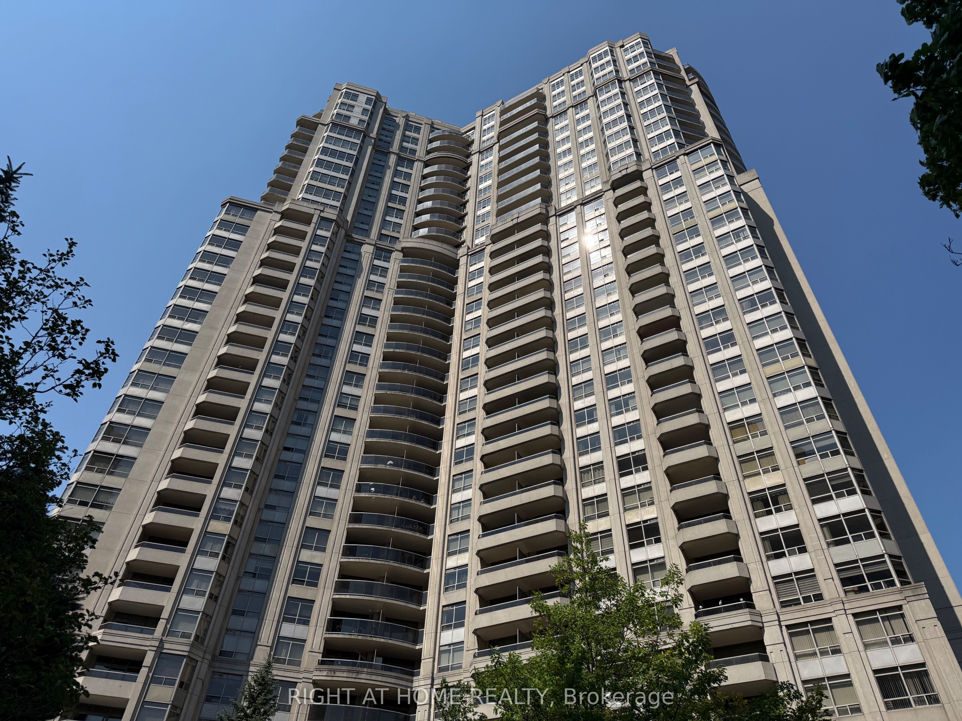 35 Kingsbridge Garden Circle 601, Mississauga, ON L5R 3Z5