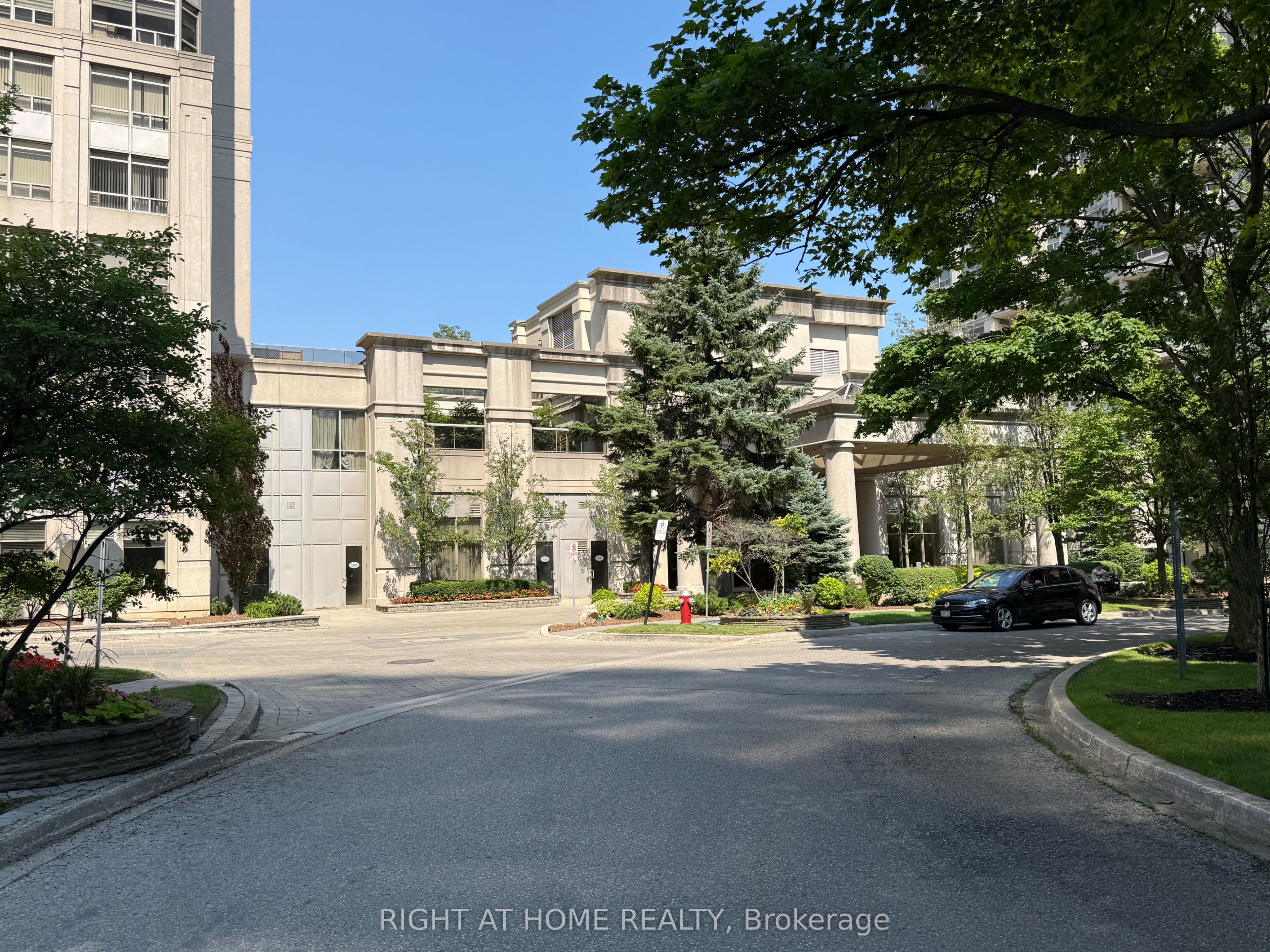 35 Kingsbridge Garden Circle 601, Mississauga, ON L5R 3Z5 photo 2