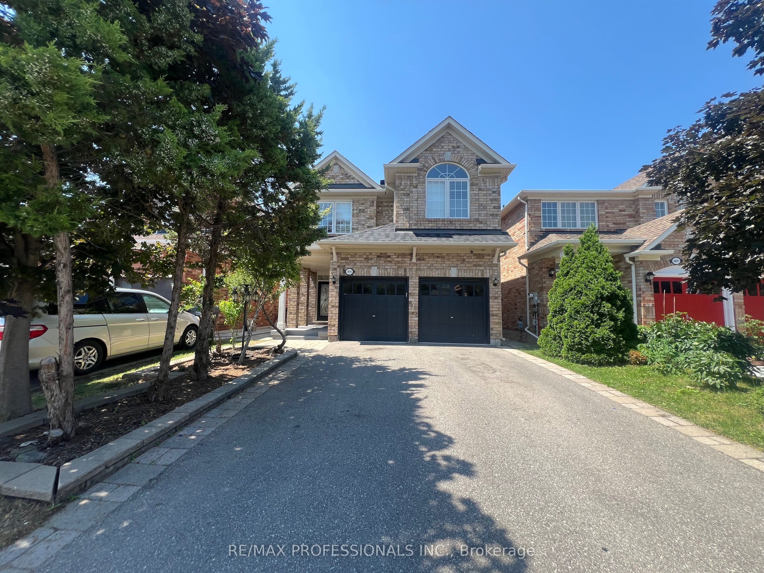 3895 Henrietta Way Main, Mississauga, ON L5M 7Y4