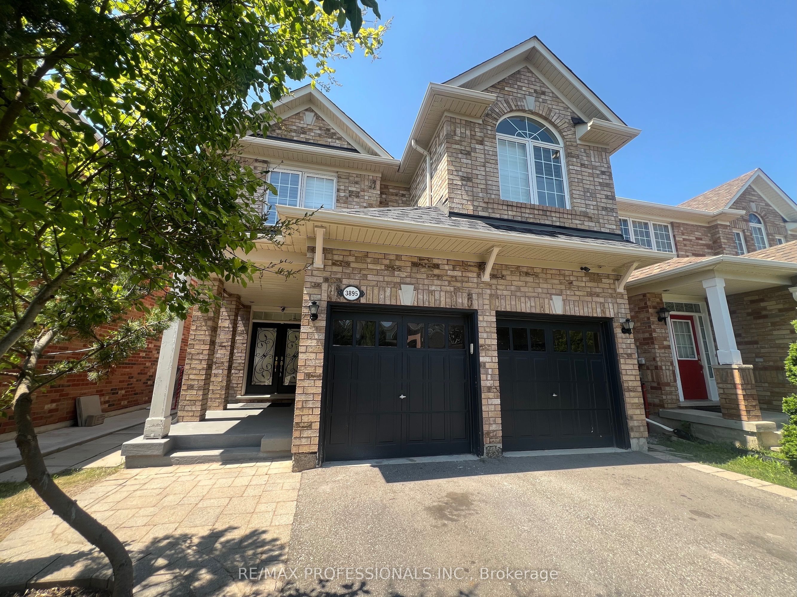 3895 Henrietta Way Main, Mississauga, ON L5M 7Y4 photo 2