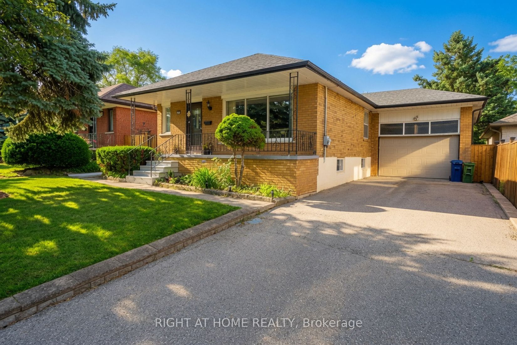 37 Garside Crescent, Toronto, ON M6M 2Z5