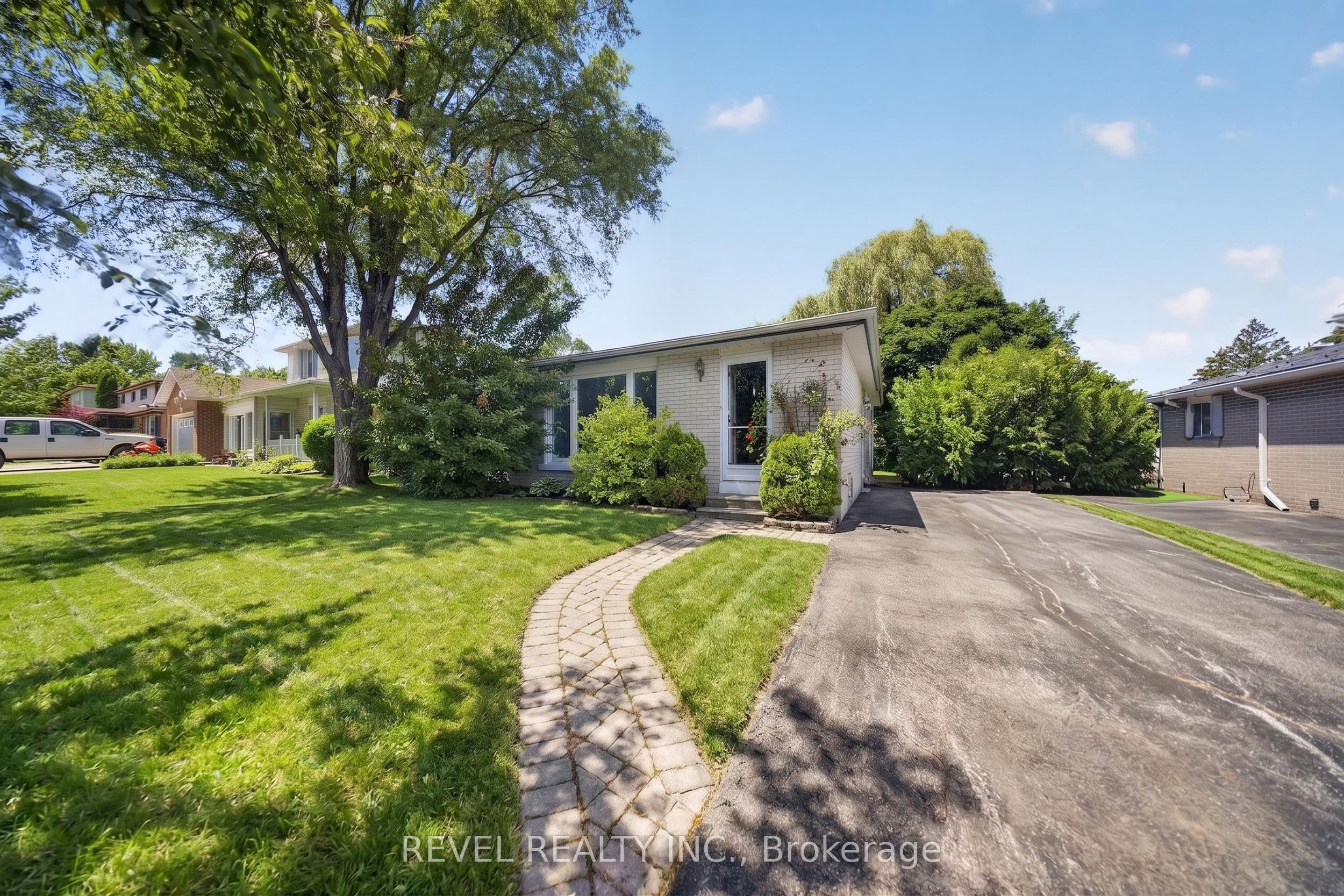 9 Deloraine Drive, Brampton, ON L6T 1T5