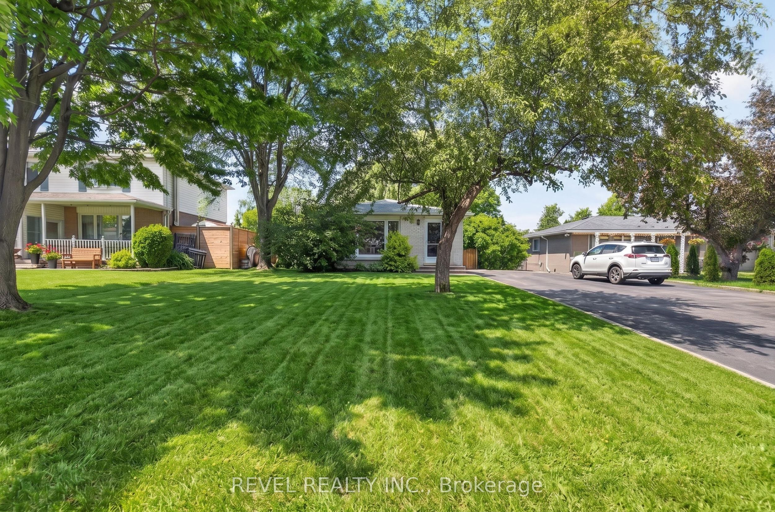 9 Deloraine Drive, Brampton, ON L6T 1T5 photo 2