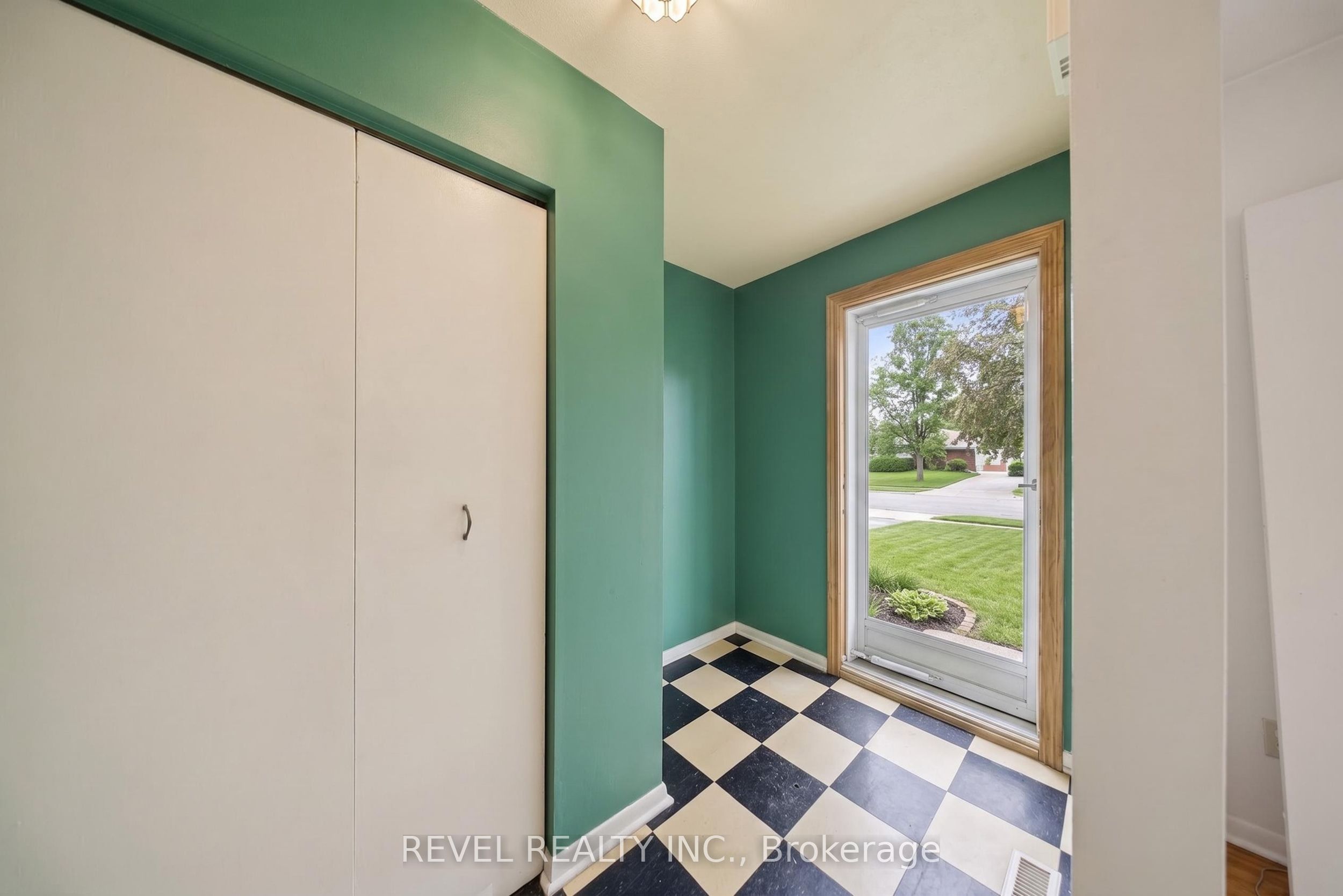 9 Deloraine Drive, Brampton, ON L6T 1T5 photo 3
