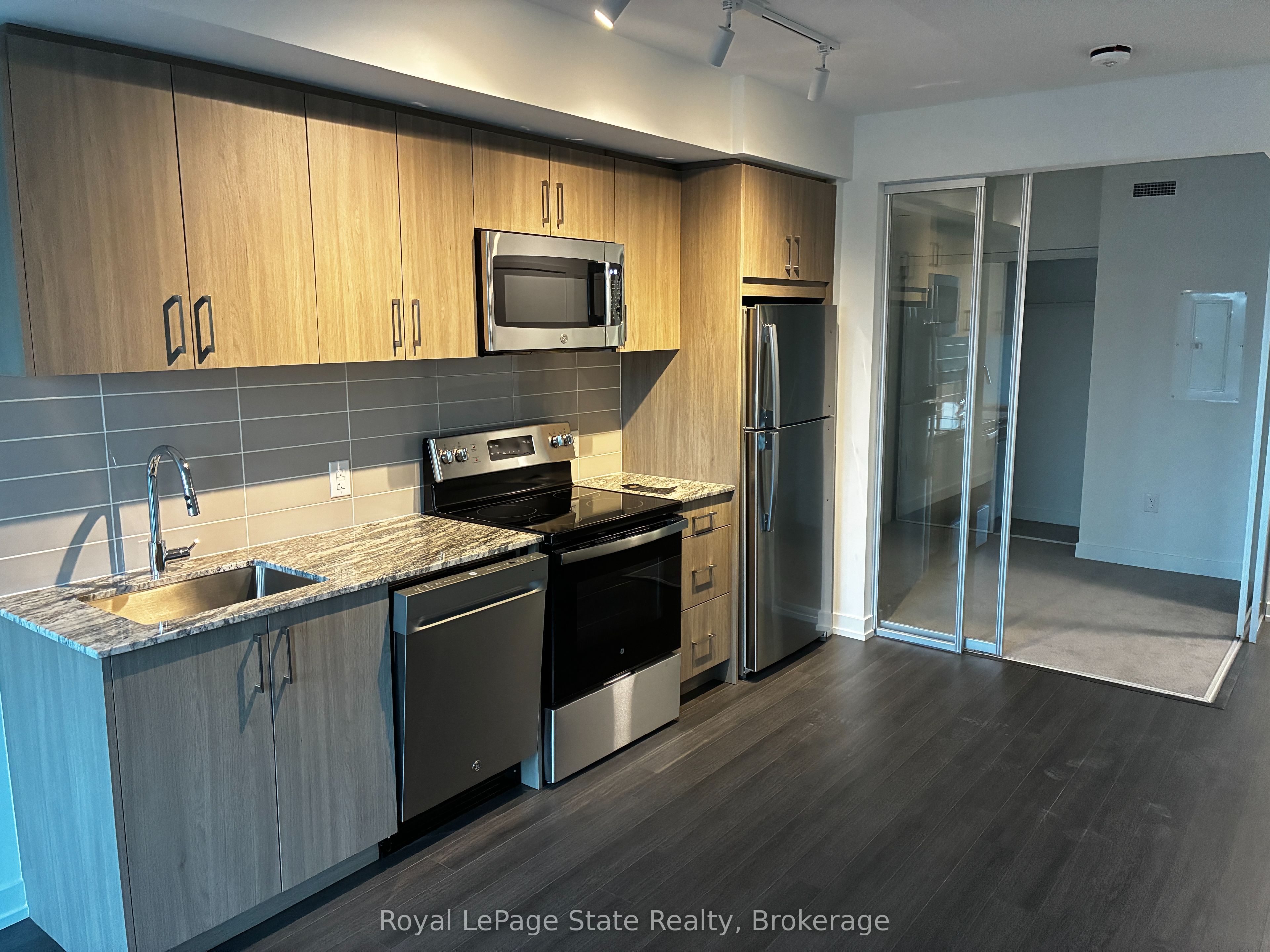 4010 Eglinton Avenue W 324, Toronto, ON M9A 0G5 photo 4