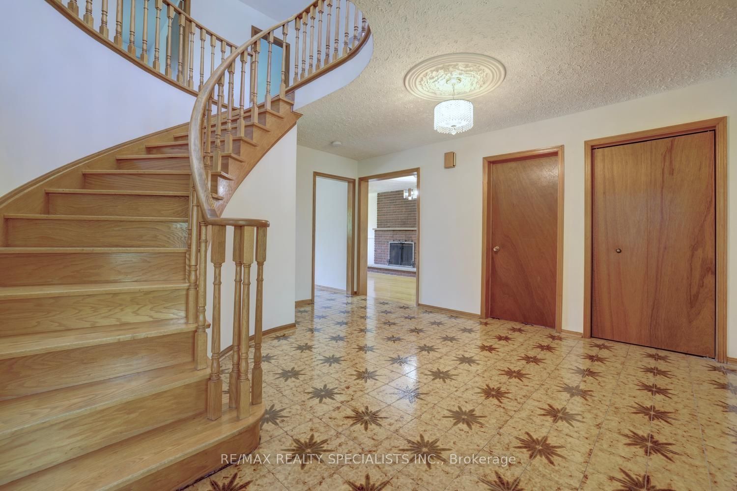 1626 Sherwood Forrest Circle, Mississauga, ON L5K 2G7 photo 5