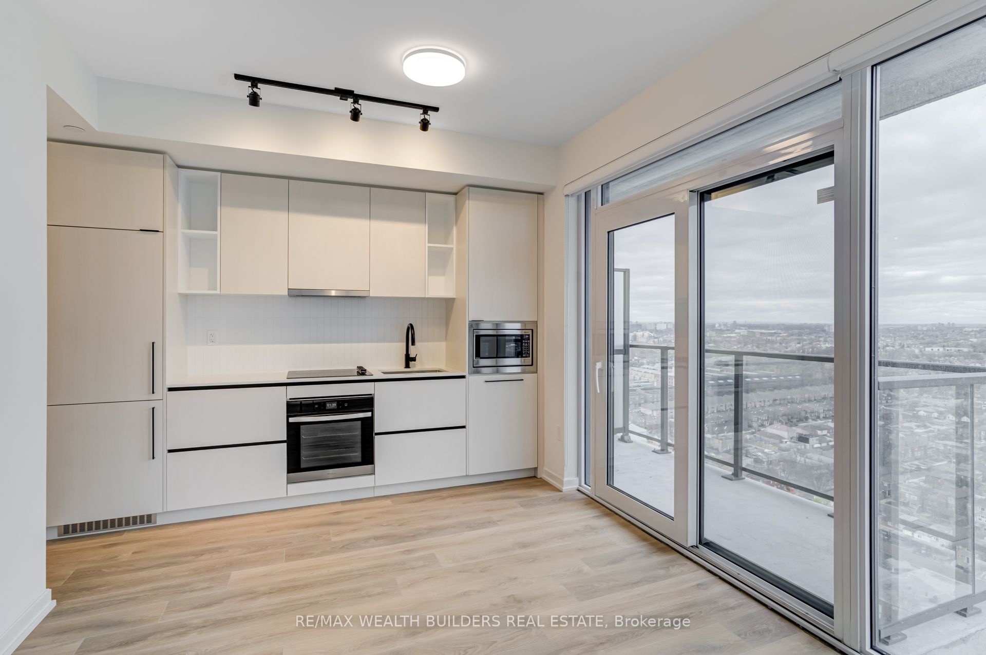 1285 Dupont Street 2407, Toronto, ON M6H 0E3