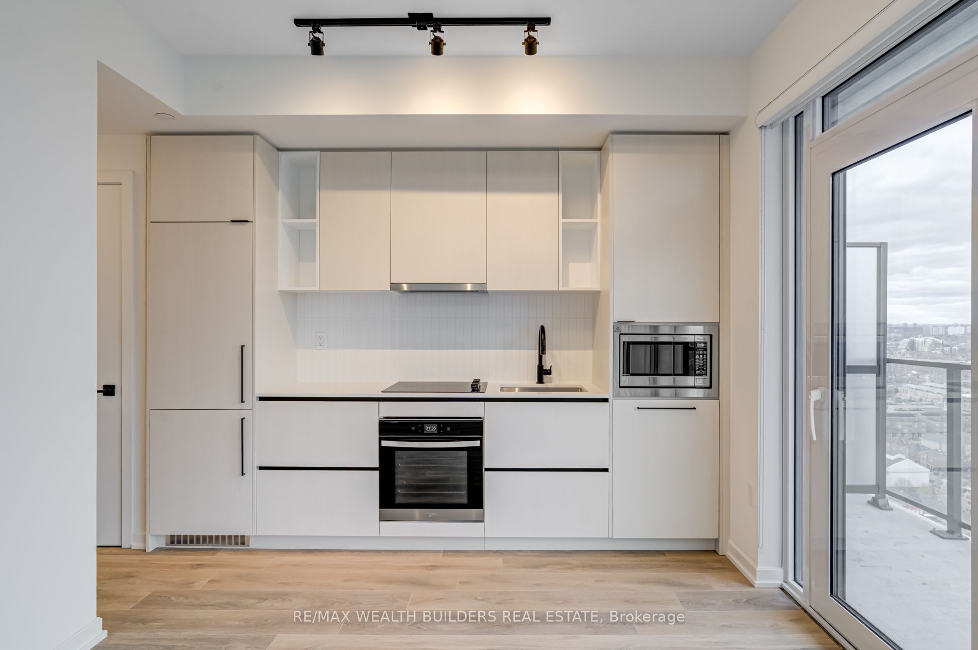 1285 Dupont Street 2407, Toronto, ON M6H 0E3 photo 2