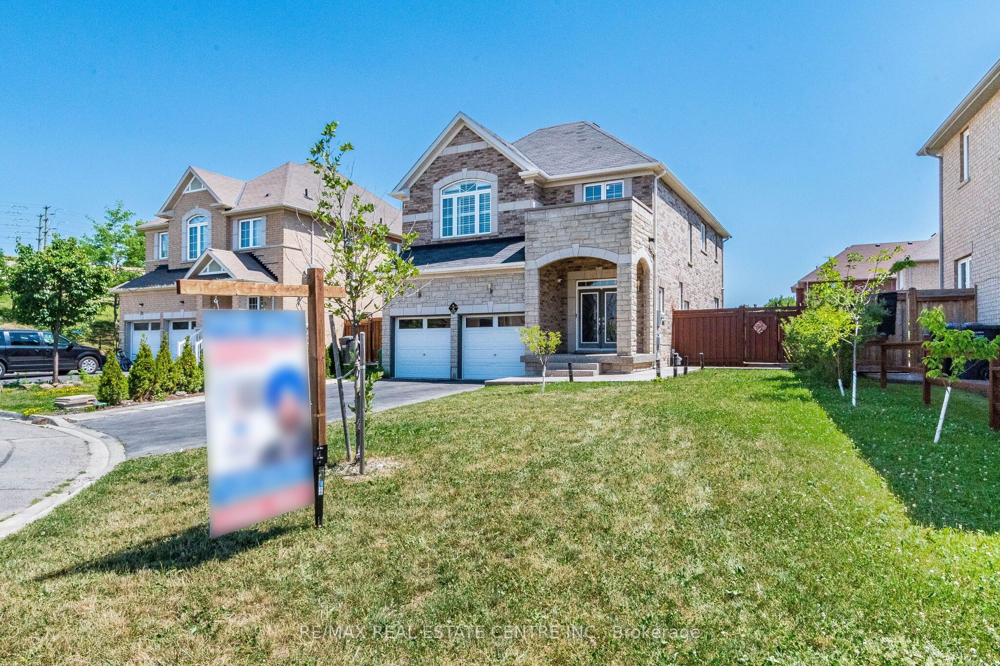 22 Red Ash Court, Brampton, ON L6X 4N8 photo 2