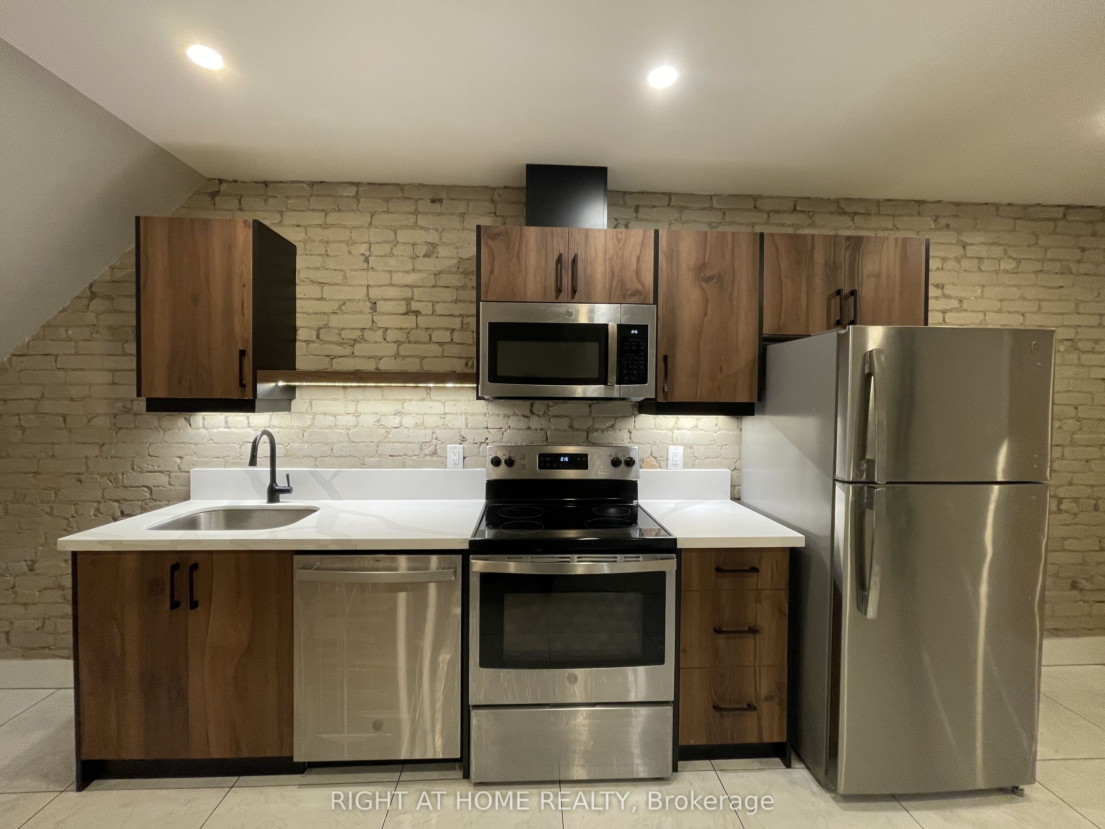 363 Parkside Drive 1, Toronto, ON M6R 2Z5 photo 3