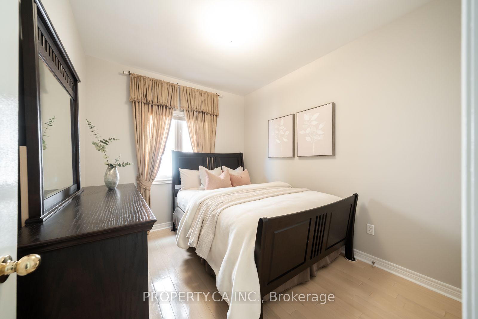 1143 Carding Mill Place, Mississauga, ON L5W 1C4 photo 3
