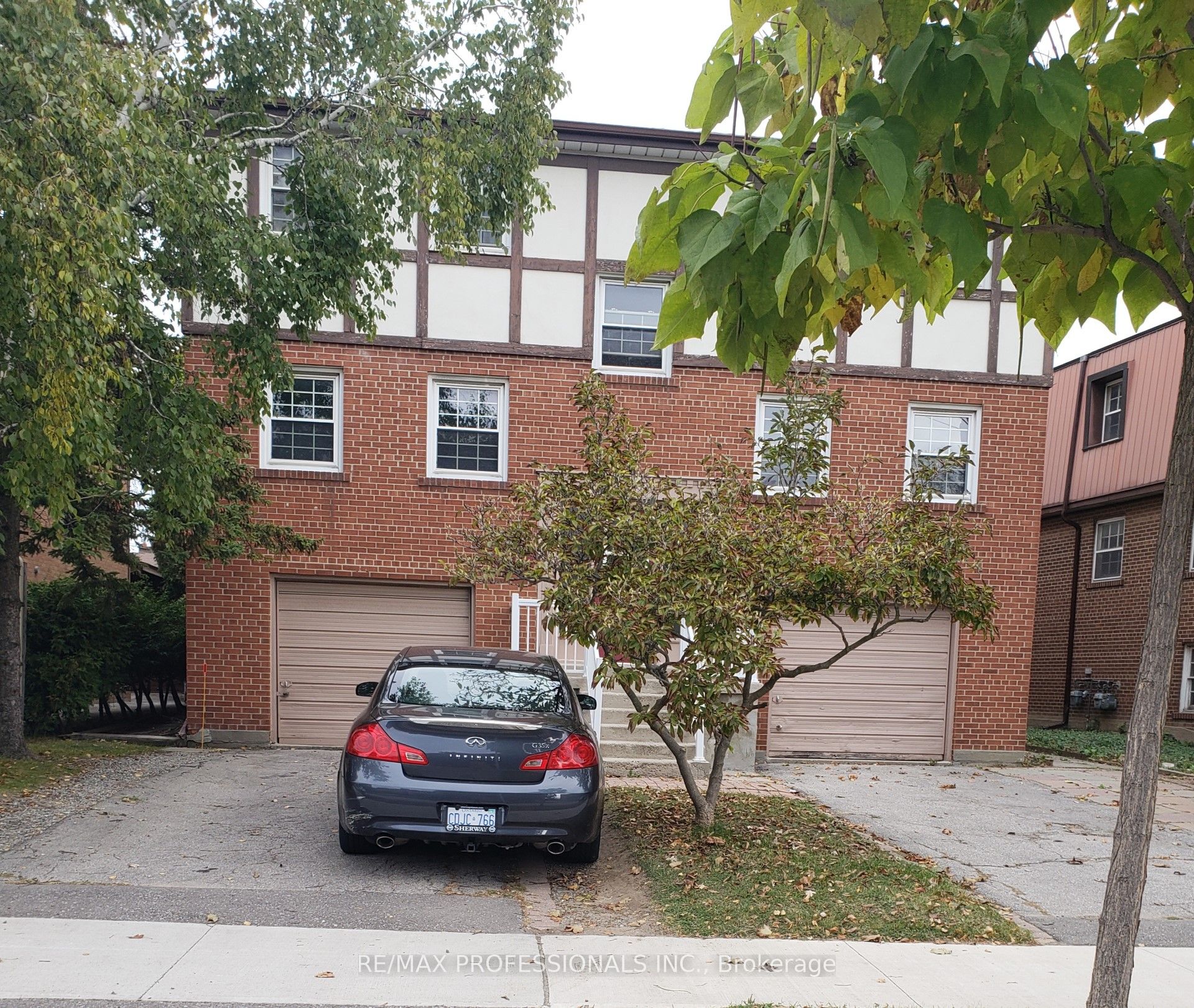 8 Bridesburg Drive, Toronto, ON M9R 2K3 photo 3