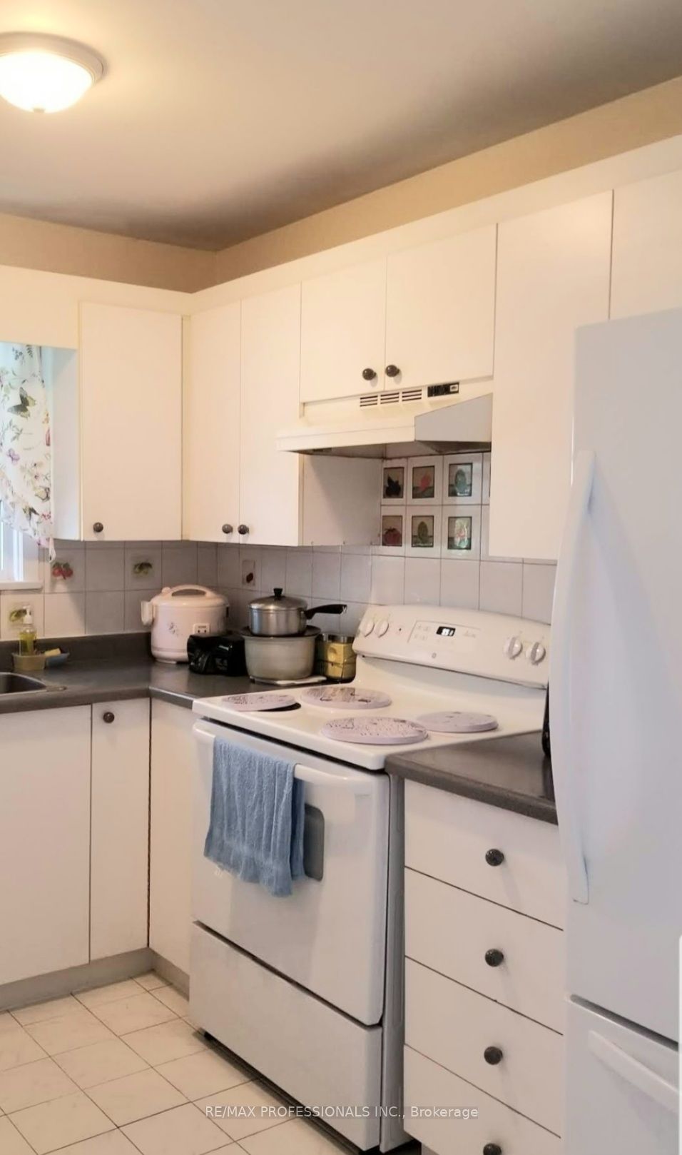 8 Bridesburg Drive, Toronto, ON M9R 2K3 photo 4