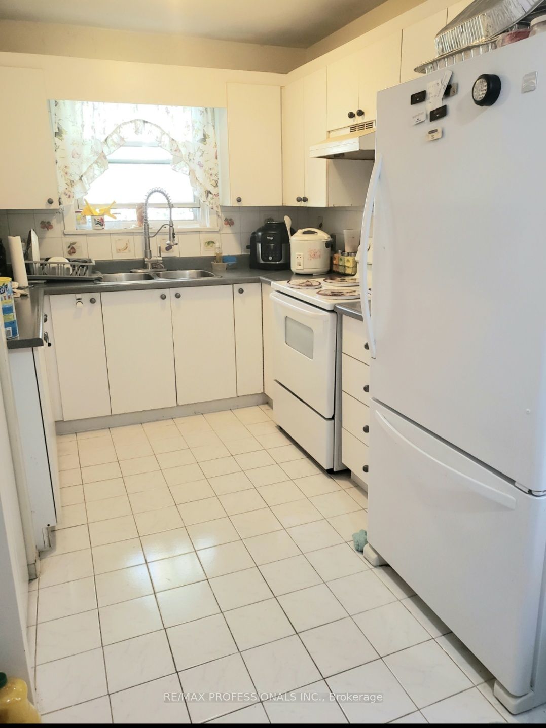 8 Bridesburg Drive, Toronto, ON M9R 2K3 photo 5