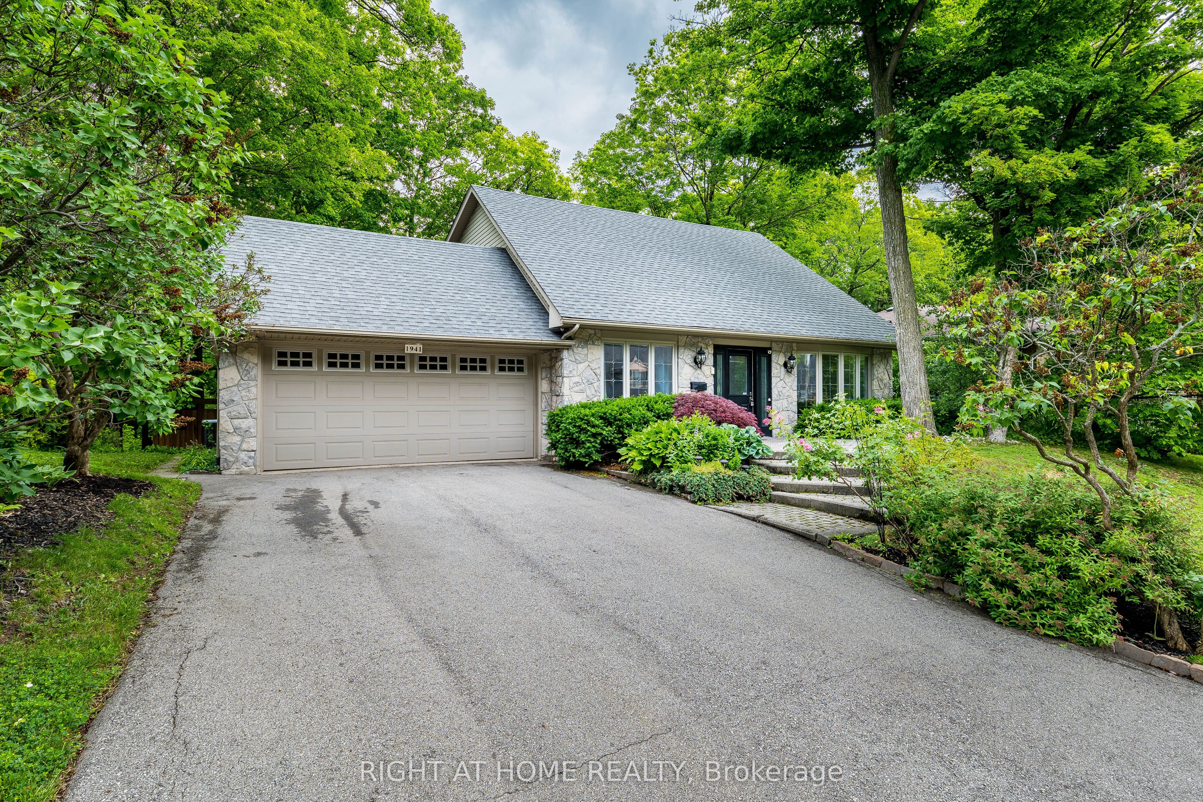 1941 Four Seasons Drive, Burlington, ON L7P 2Y3 photo 2