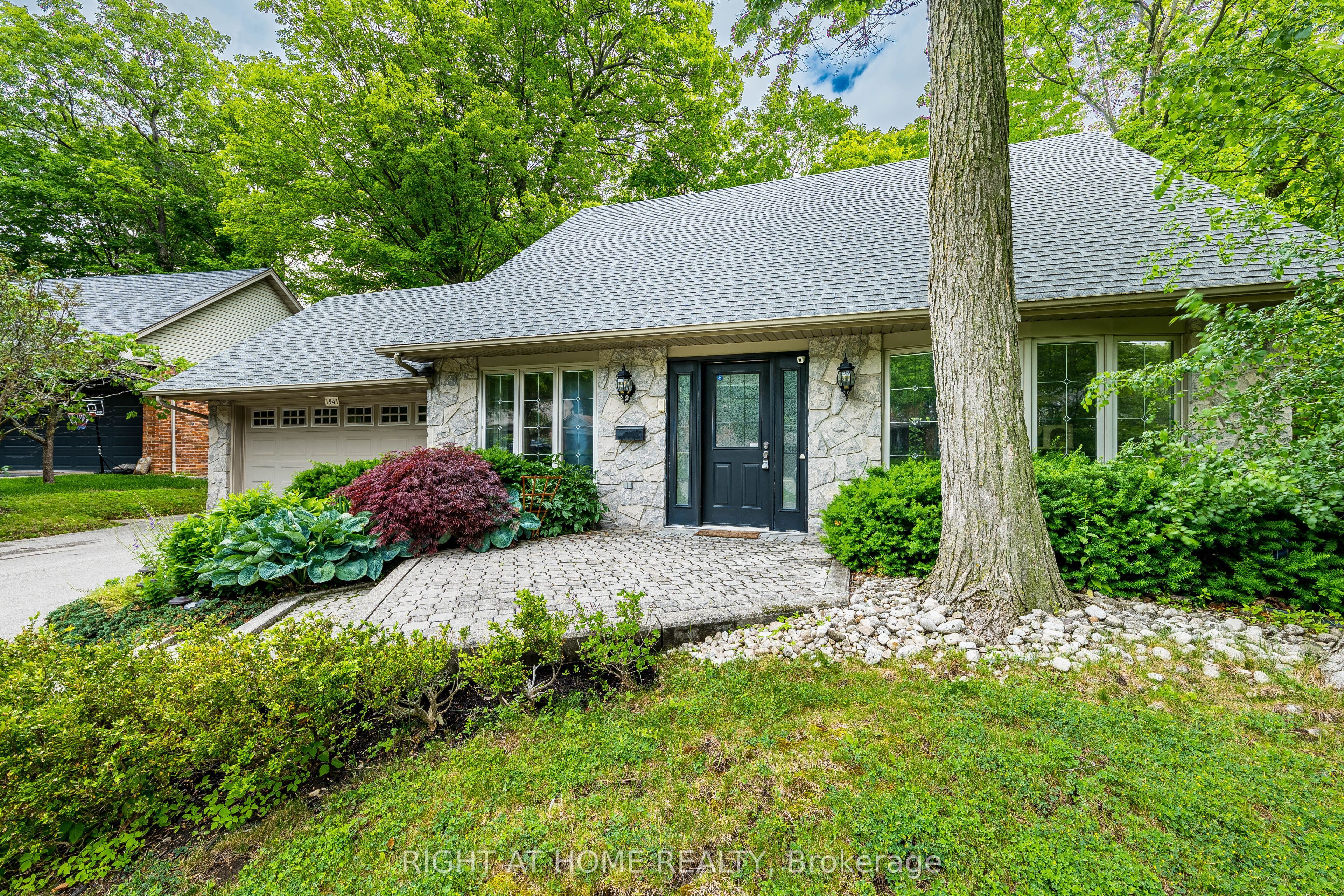 1941 Four Seasons Drive, Burlington, ON L7P 2Y3 photo 3