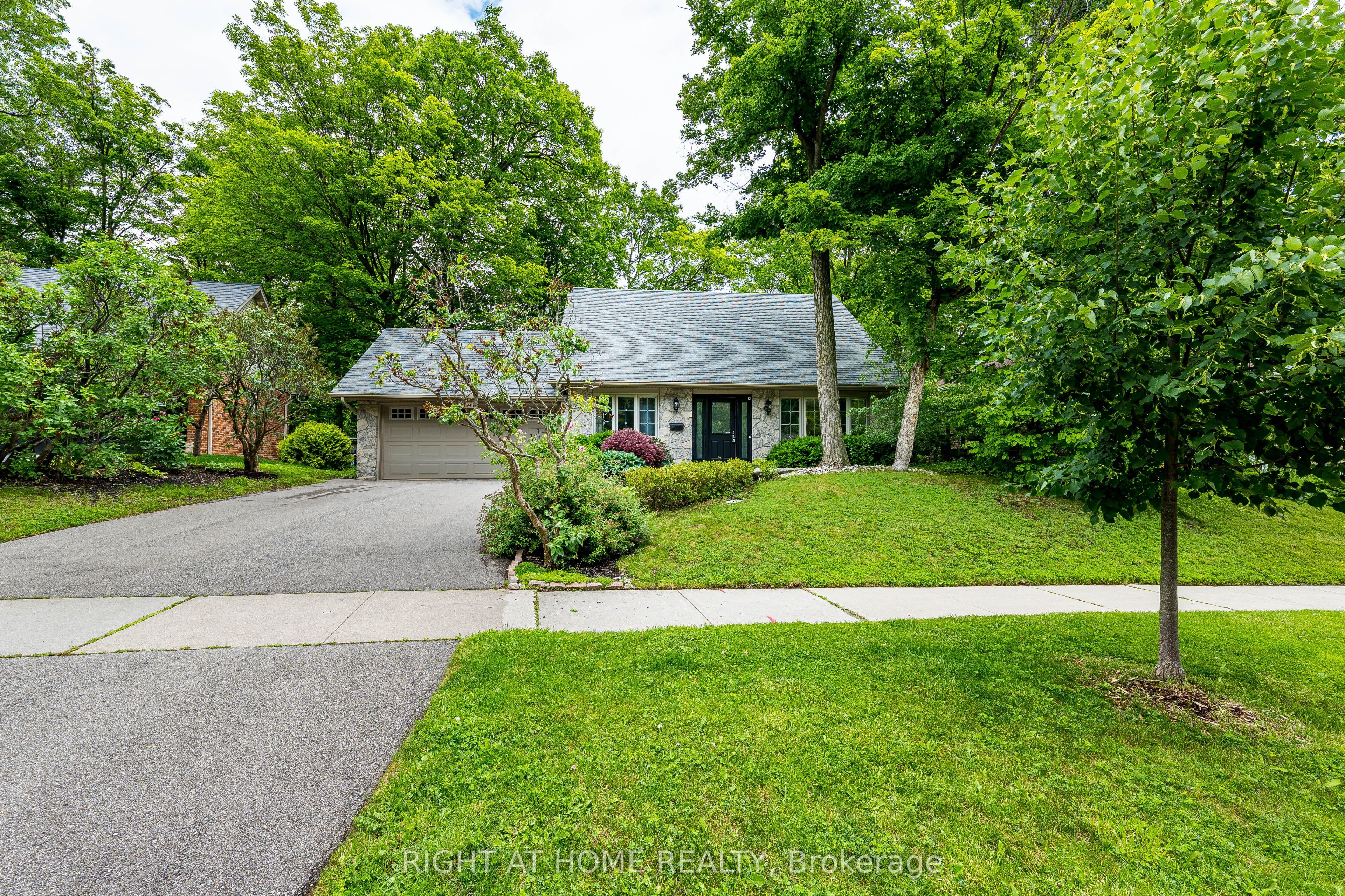 1941 Four Seasons Drive, Burlington, ON L7P 2Y3 photo 4