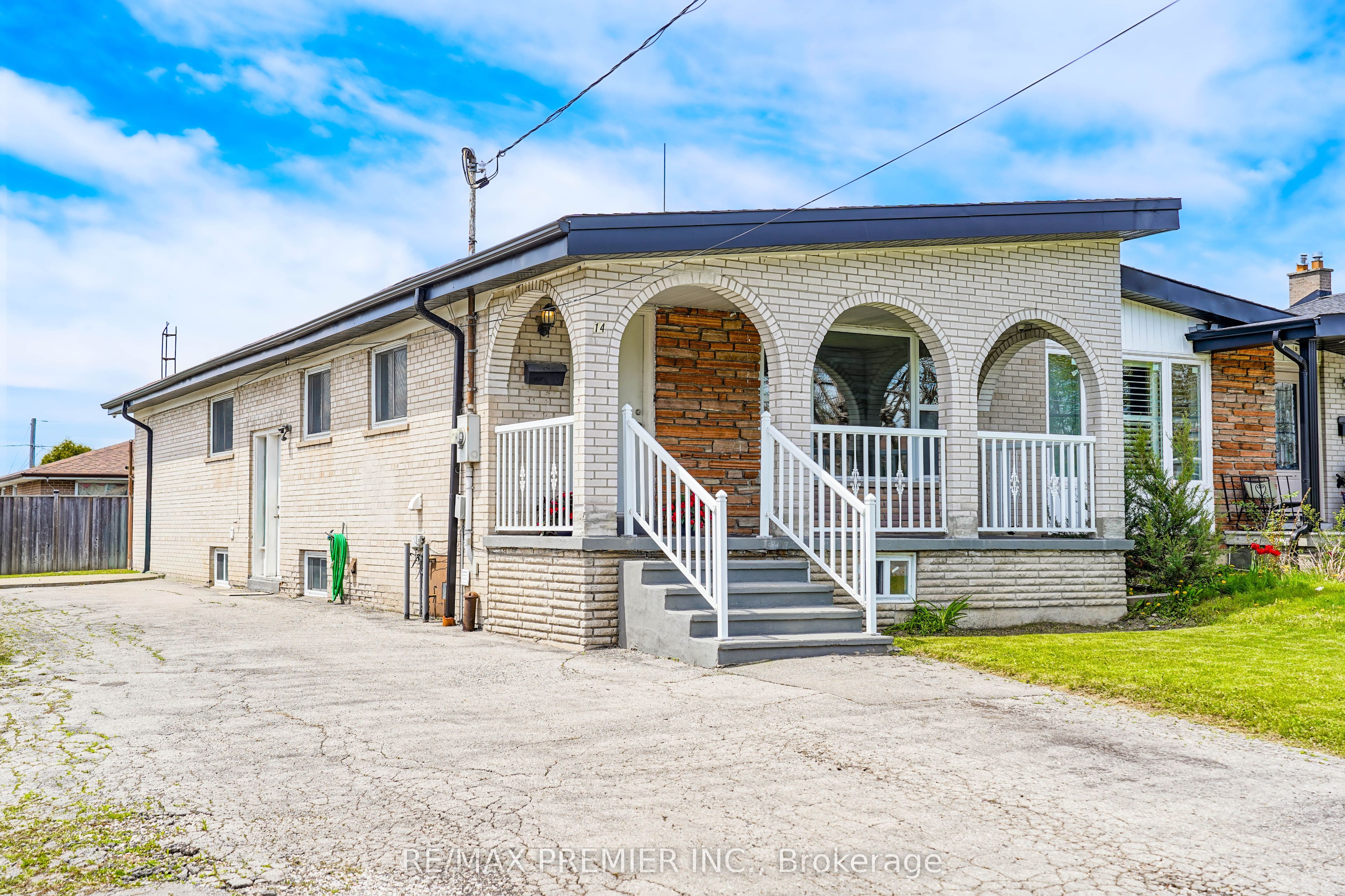 14 Yatescastle Drive, Toronto, ON M3L 2B8