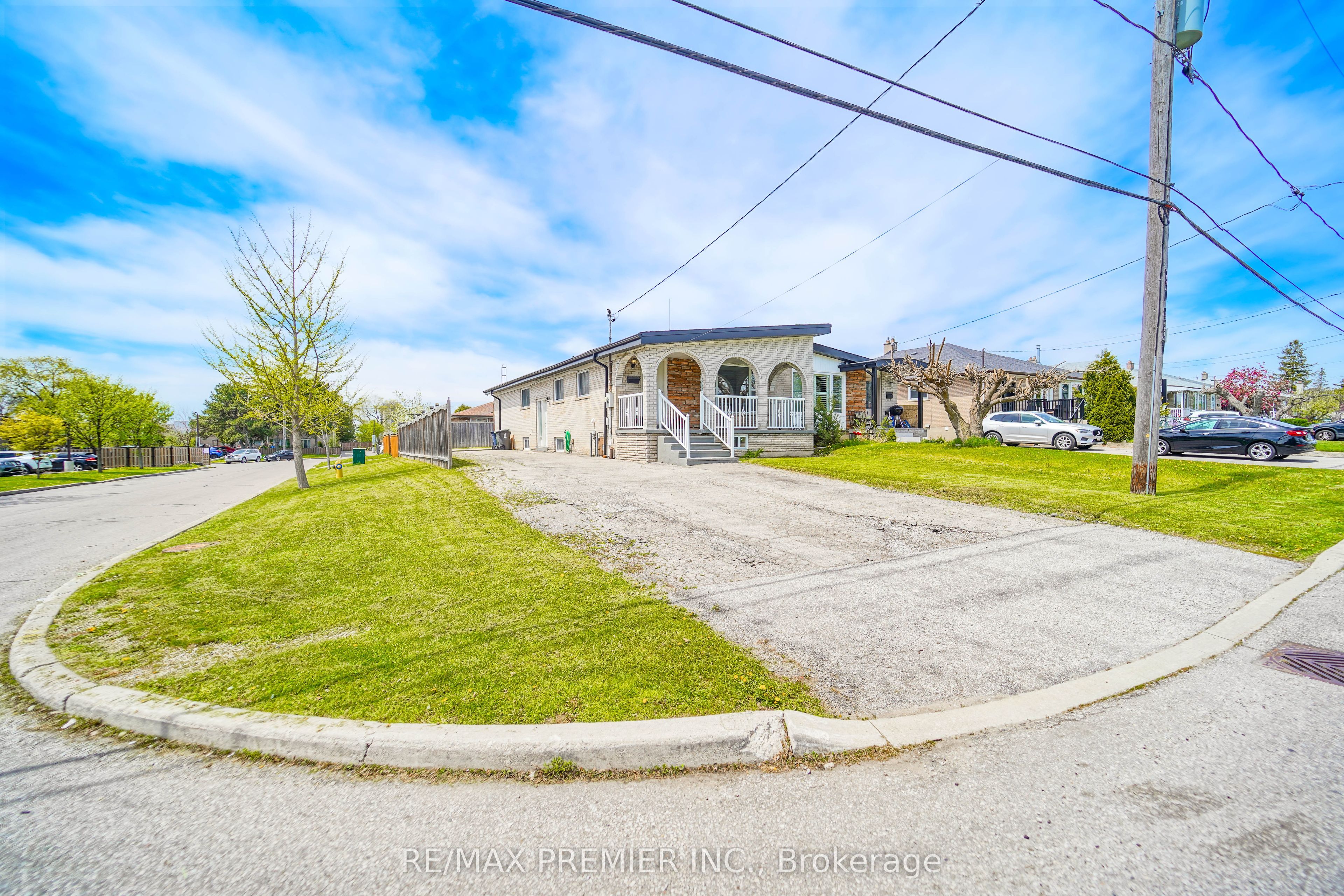 14 Yatescastle Drive, Toronto, ON M3L 2B8 photo 4