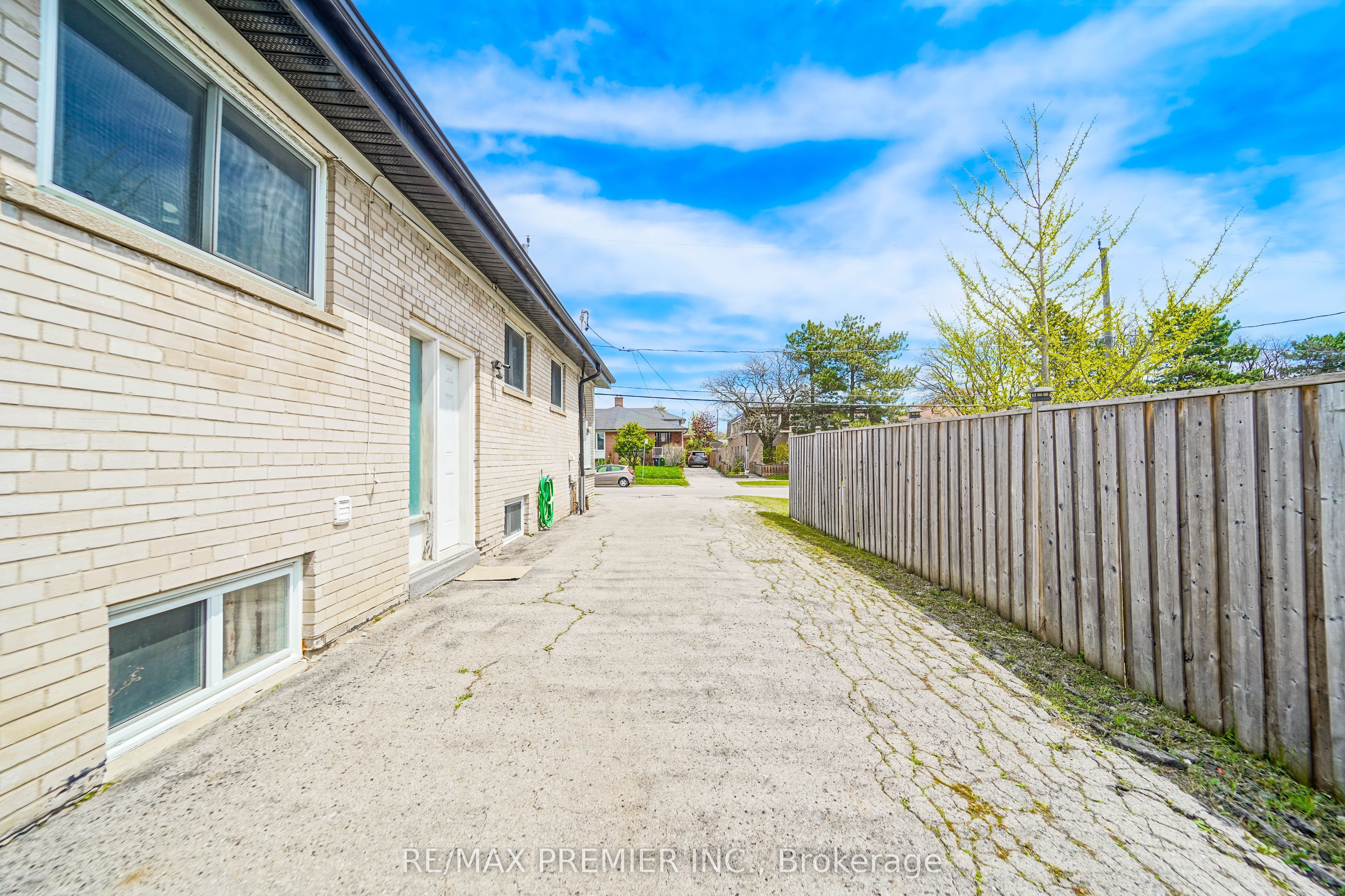 14 Yatescastle Drive, Toronto, ON M3L 2B8 photo 5