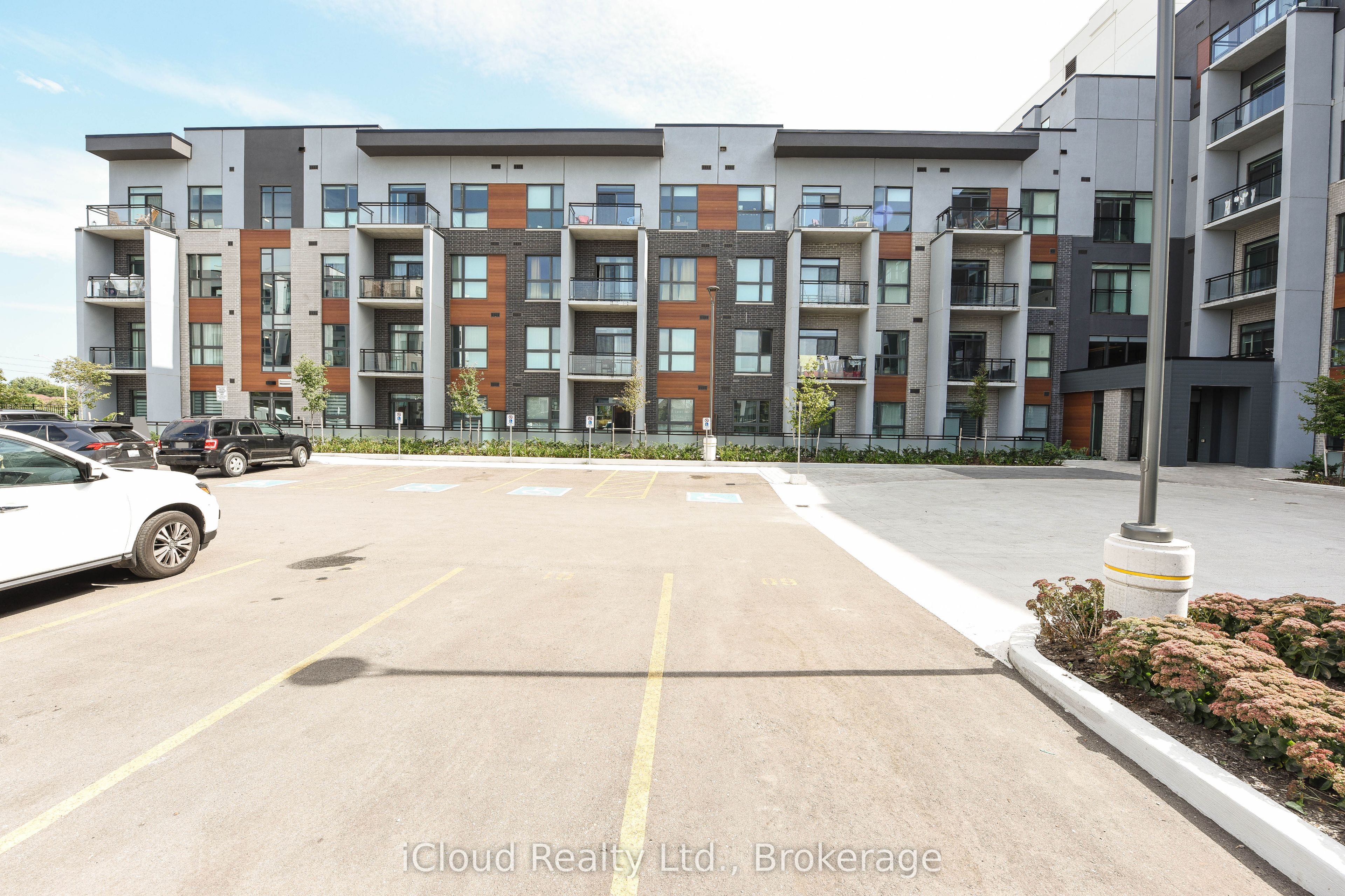 95 Dundas Street 004, Oakville, ON L6M 5N4 photo 3