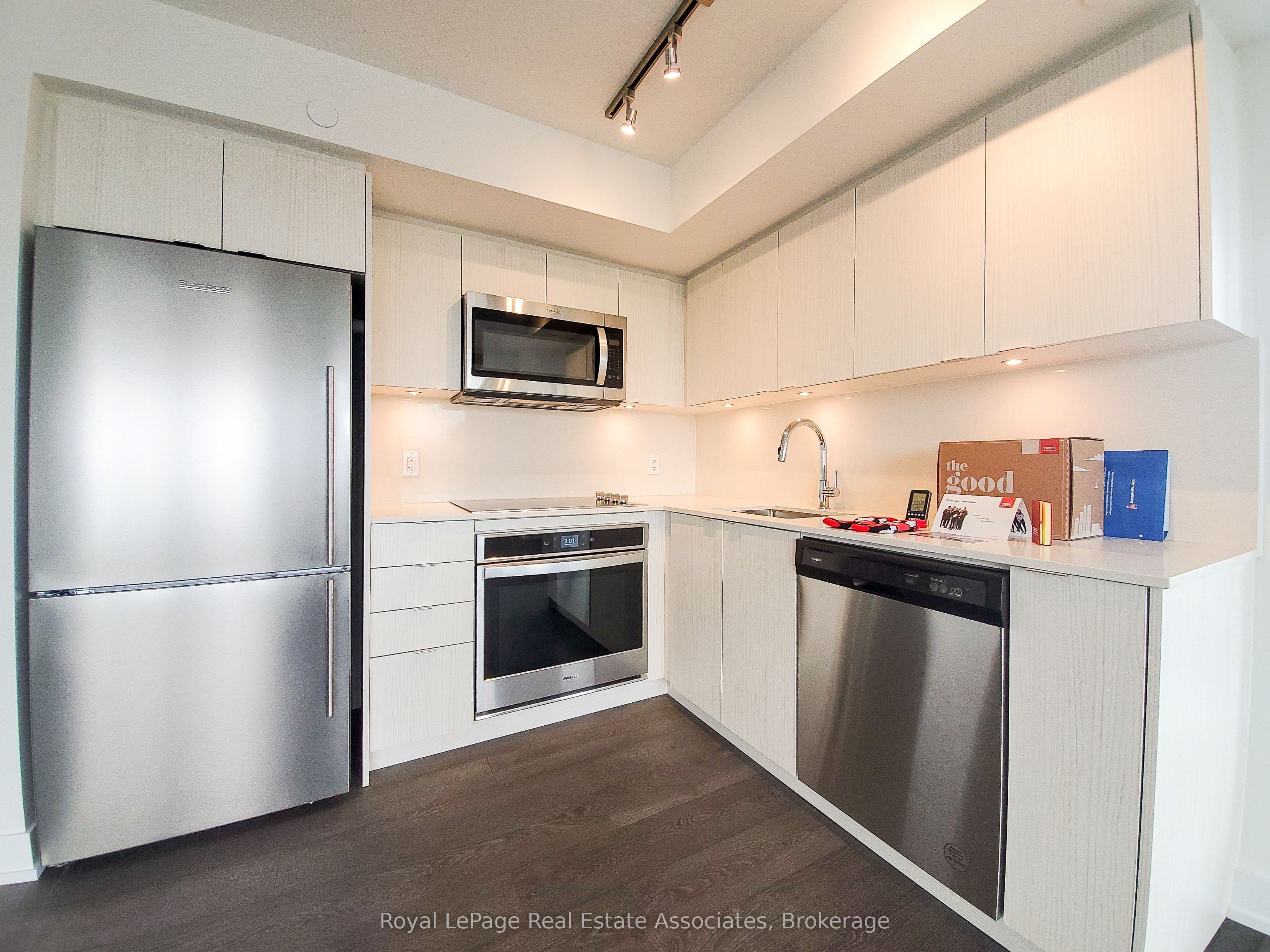 5 Mabelle Avenue 1528, Toronto, ON M9A 0C8 photo 4