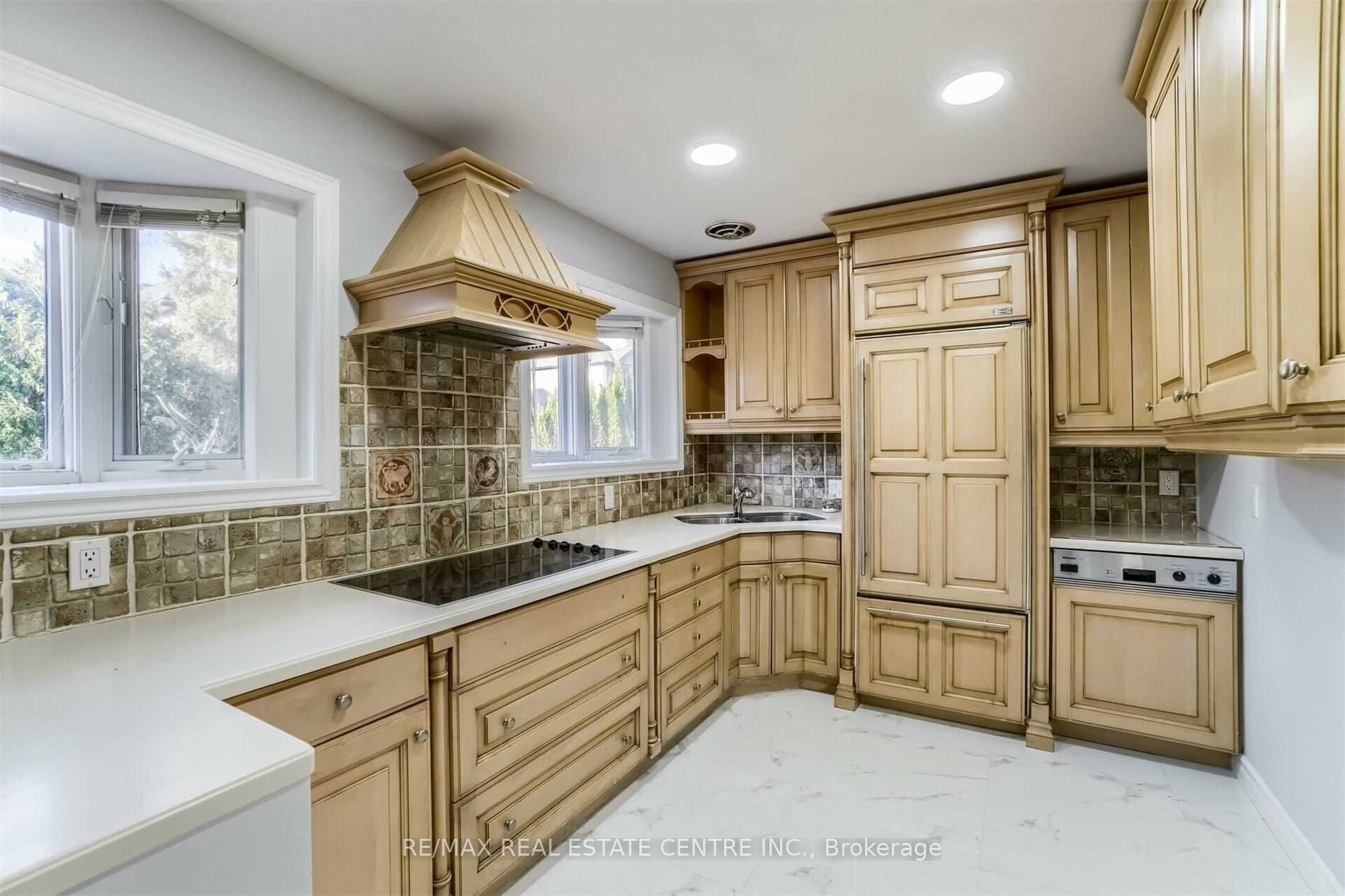 585 Indian Road N, Mississauga, ON L5H 1R1 photo 4