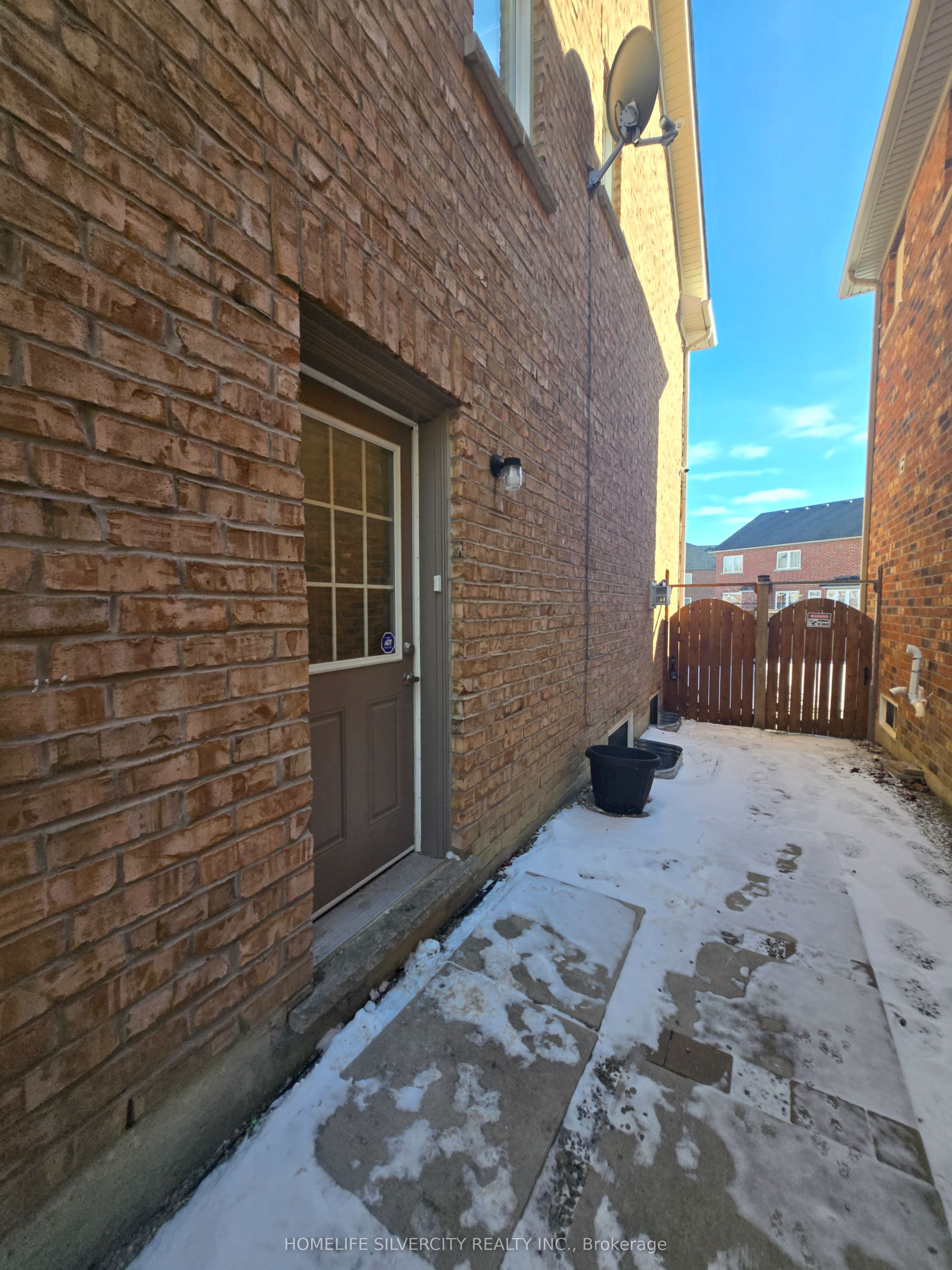 25 Benadir Avenue Bsmnt, Caledon, ON L7C 3N1 photo 2