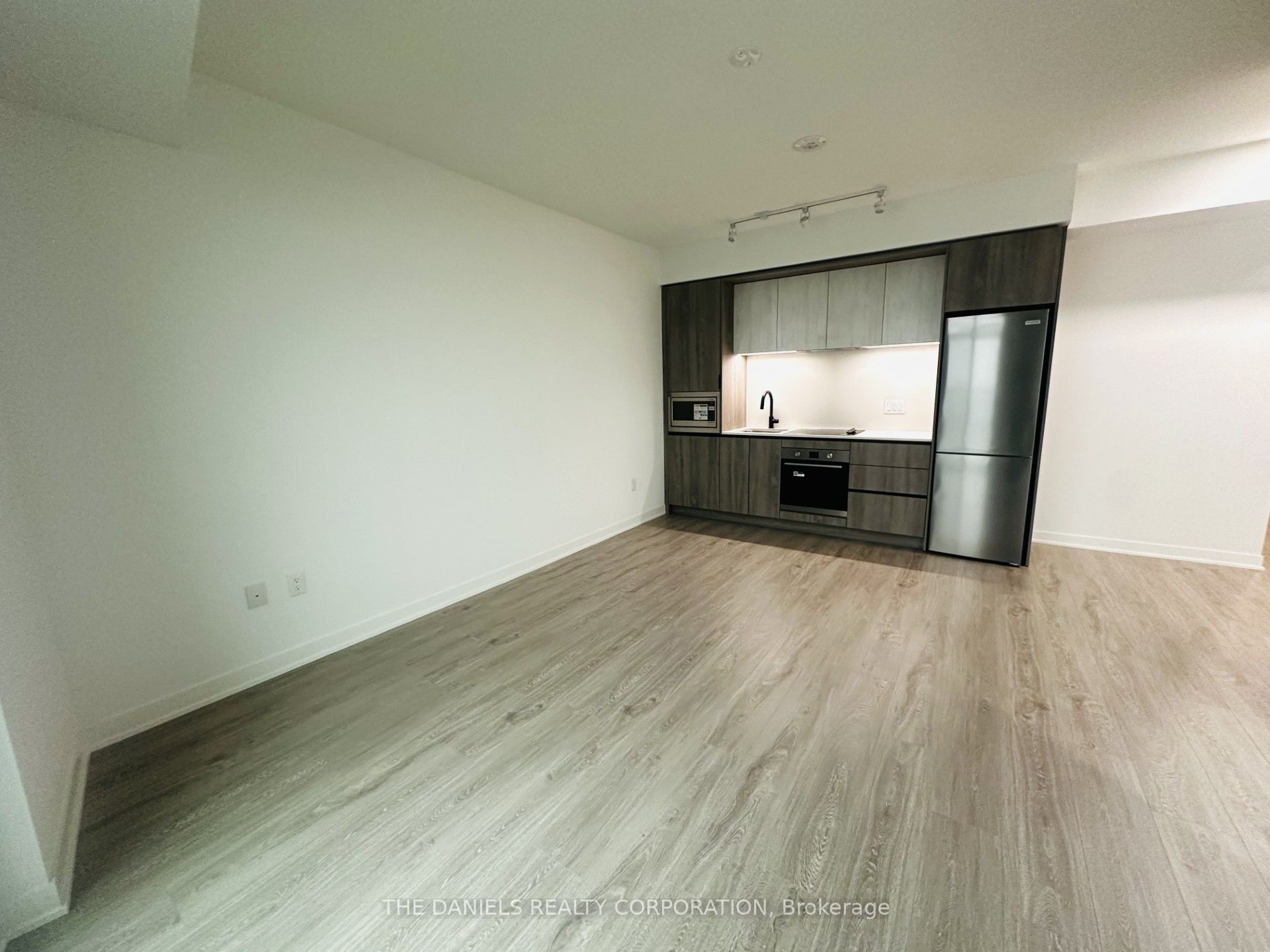 2495 Eglinton Avenue W 2313, Mississauga, ON L5M 2T2 photo 3