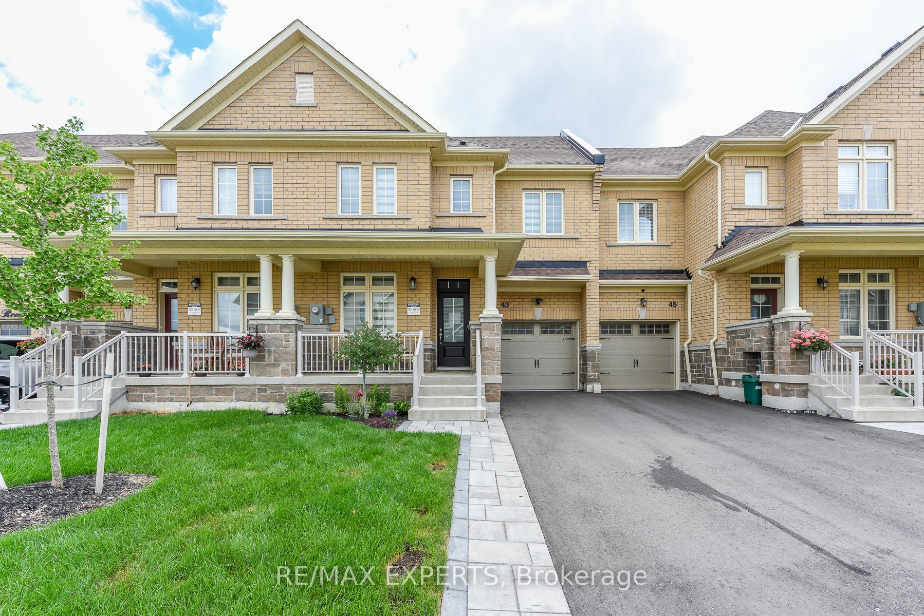 43 Grassbank Road, Brampton, ON L6R 4E3 photo 2