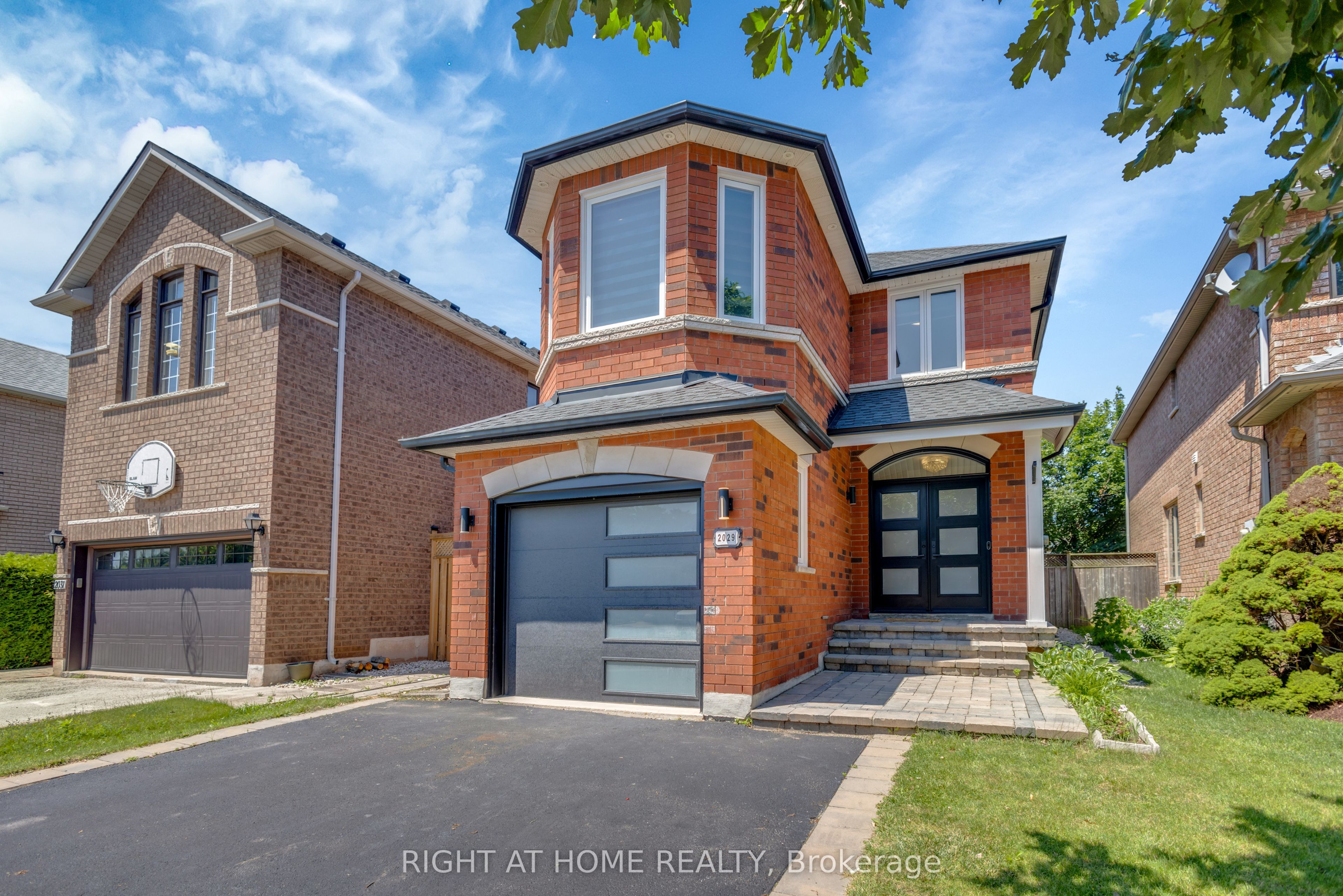 2029 Westmount Drive, Oakville, ON L6M 3P9 photo 2