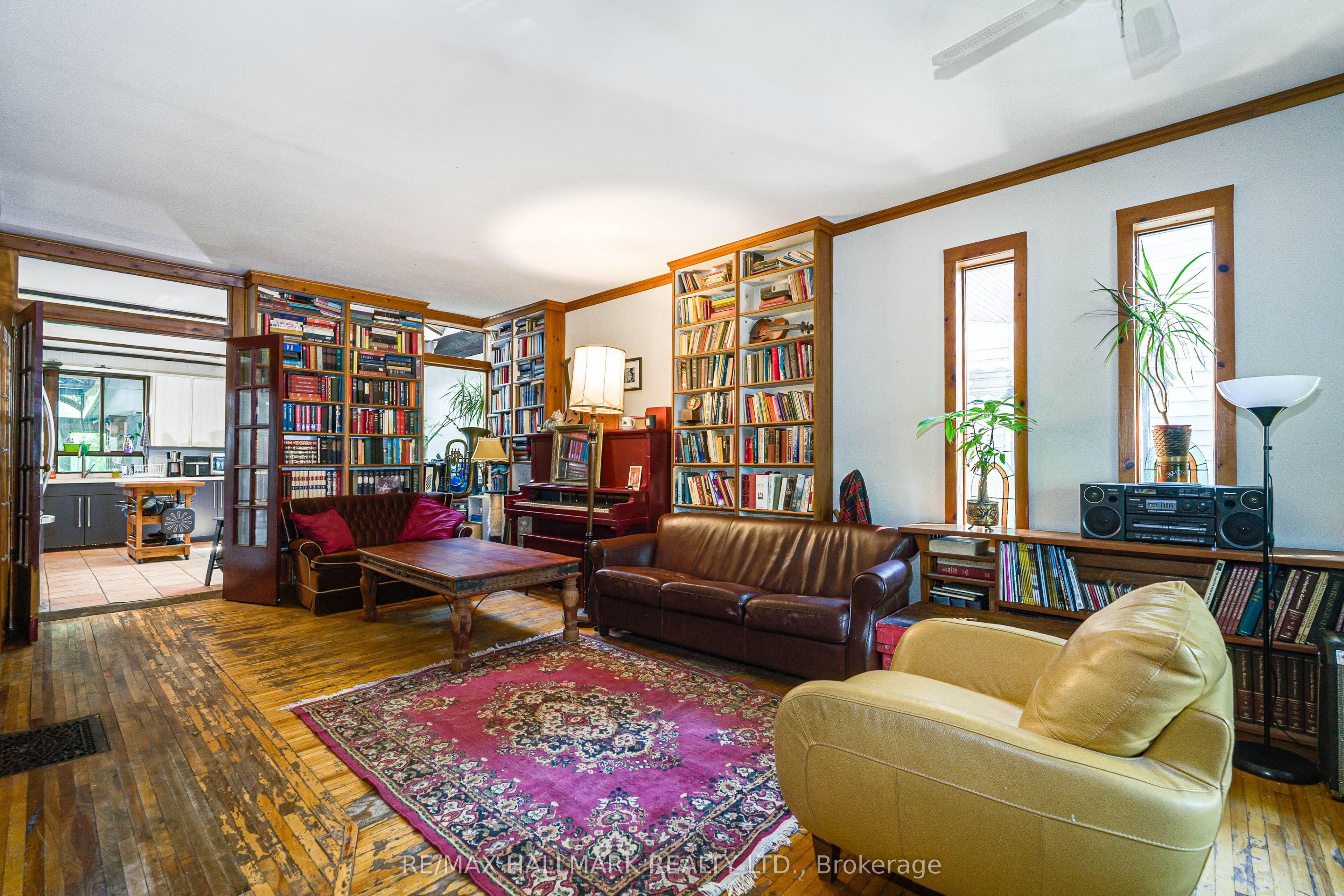 204 Yarmouth Road, Toronto, ON M6G 1X4 photo 2