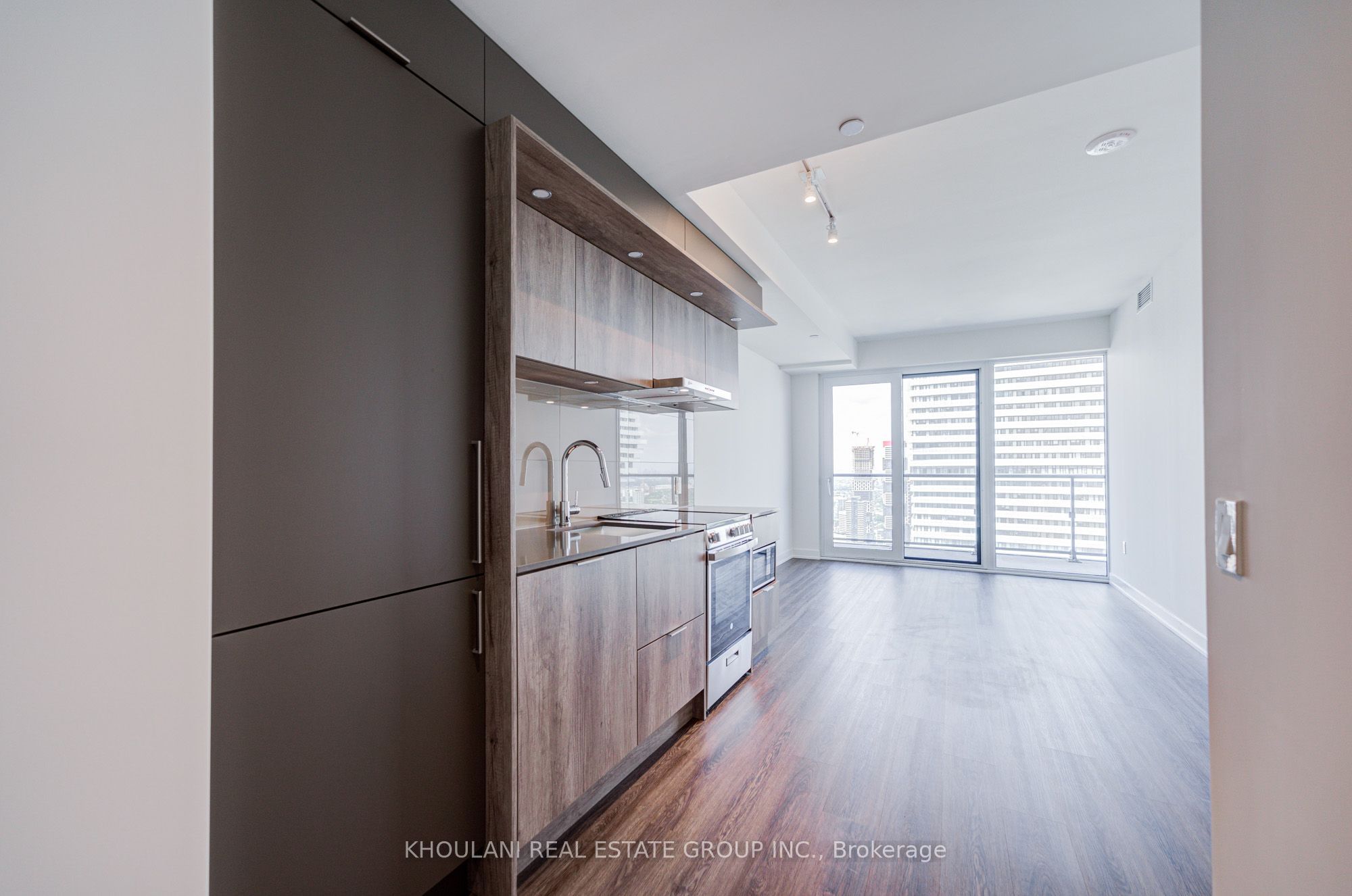448 Burnhamthorpe Road W 4906, Mississauga, ON L5B 0R4 photo 4
