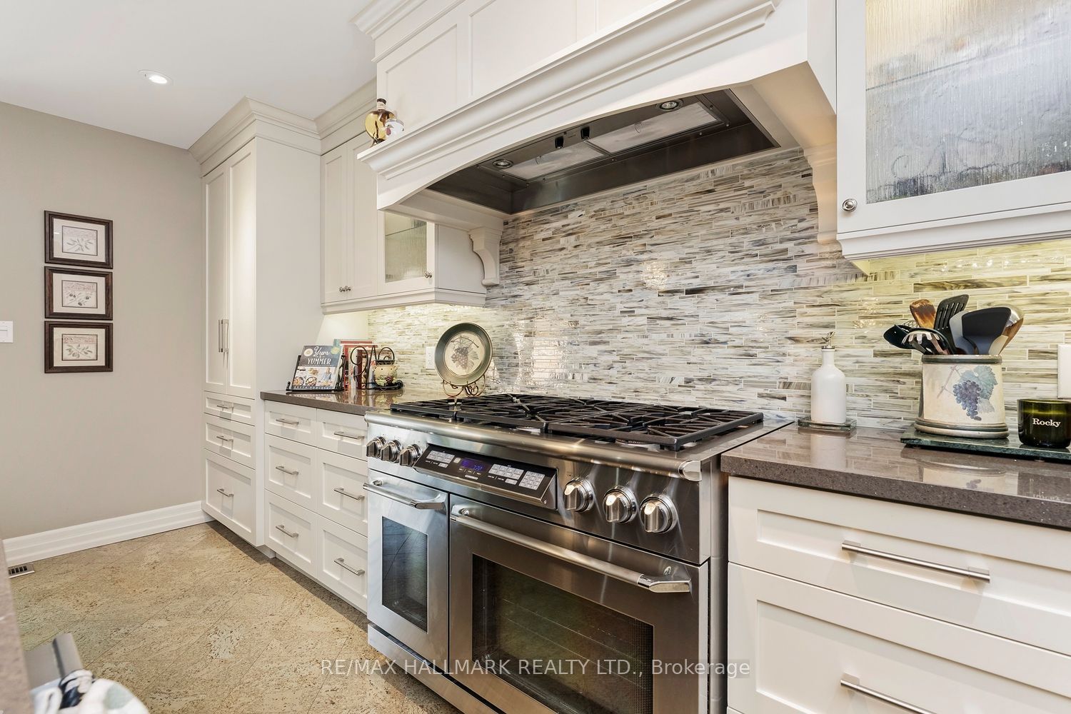 25 Queensborough Crescent, Toronto, ON M9R 1A1 photo 4