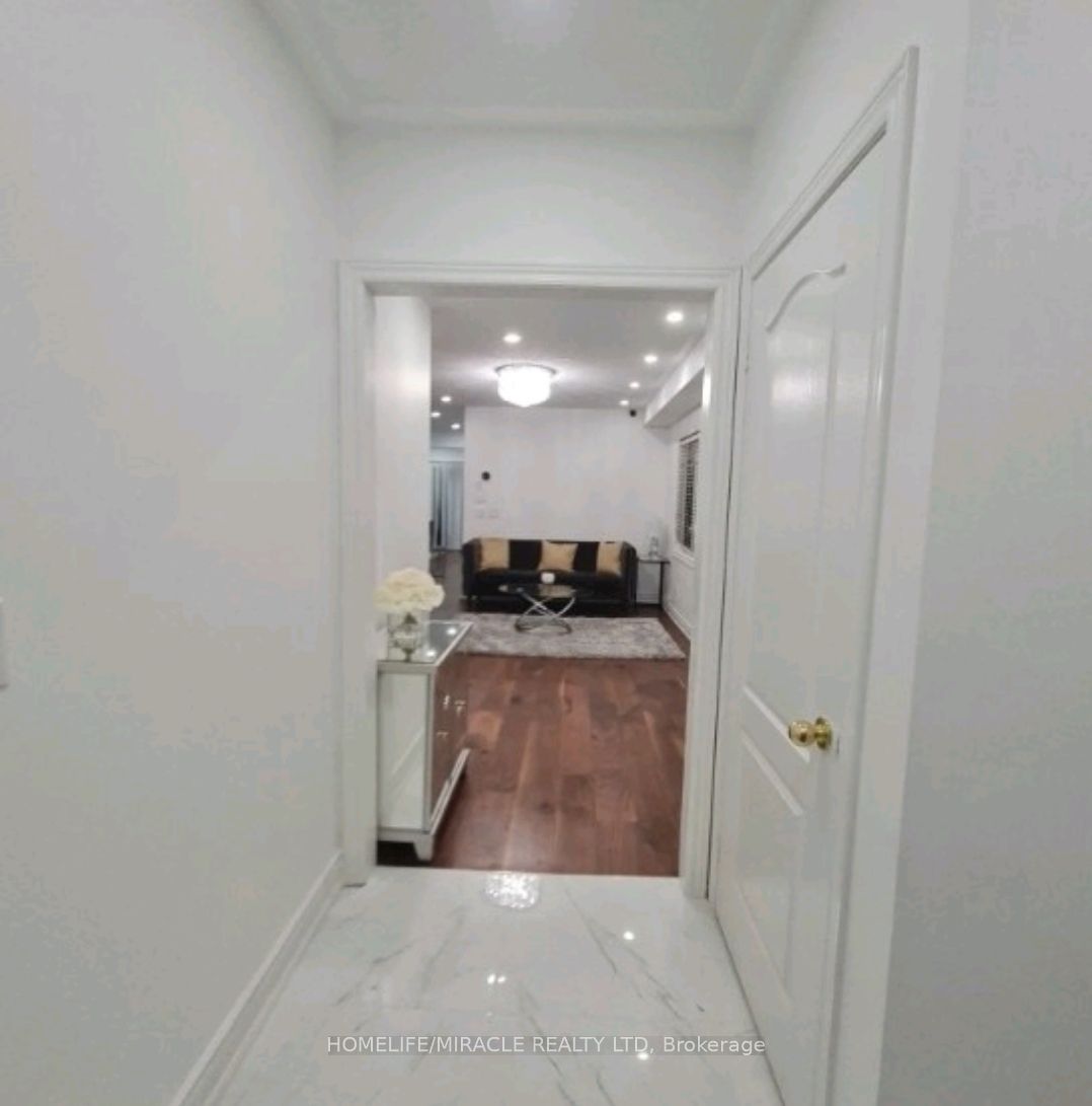 7153 Village Walk, Mississauga, ON L5W 1X2 photo 2