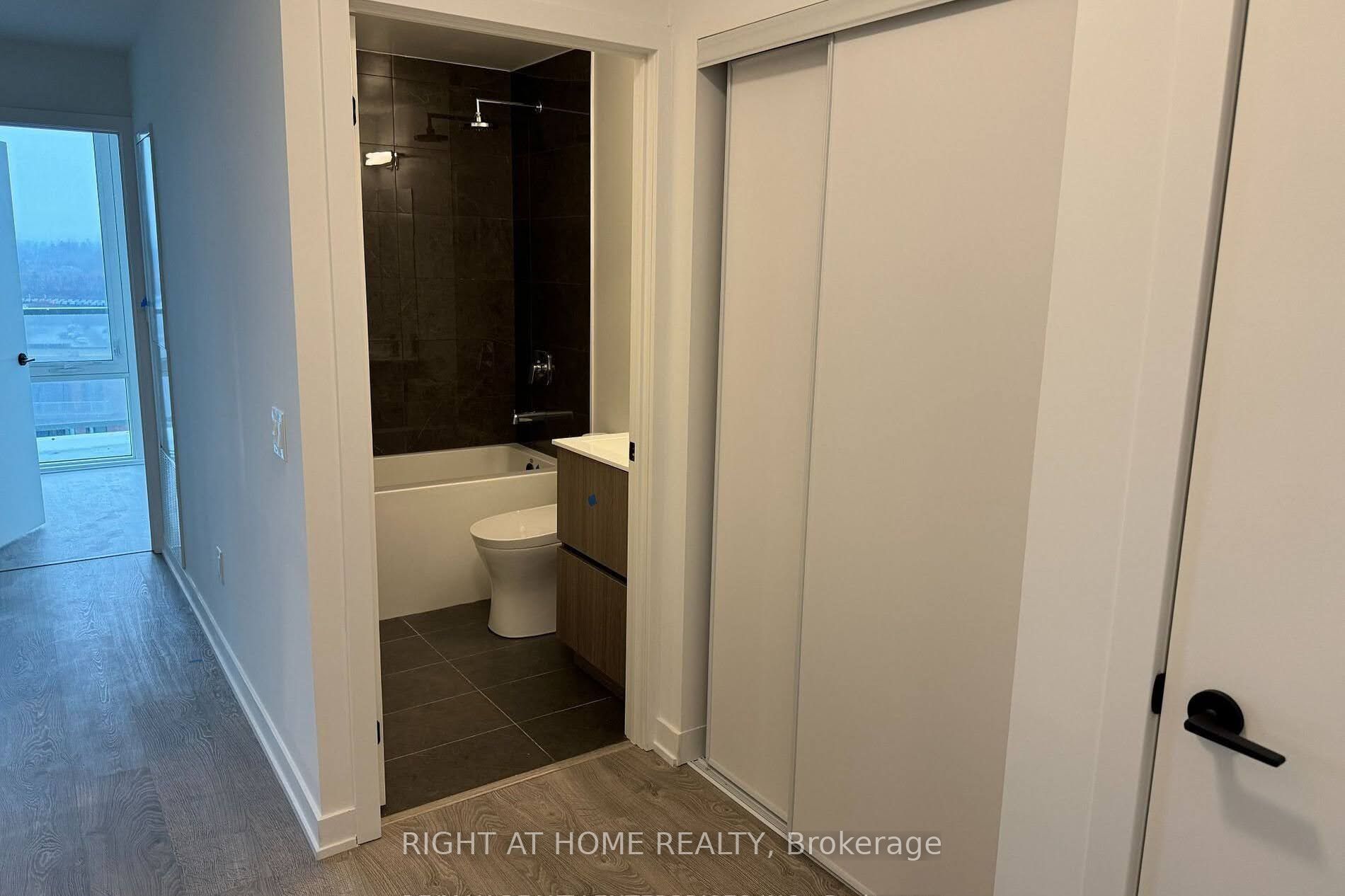 220 Missinnihe Way 1101, Mississauga, ON L5H 0A9 photo 3