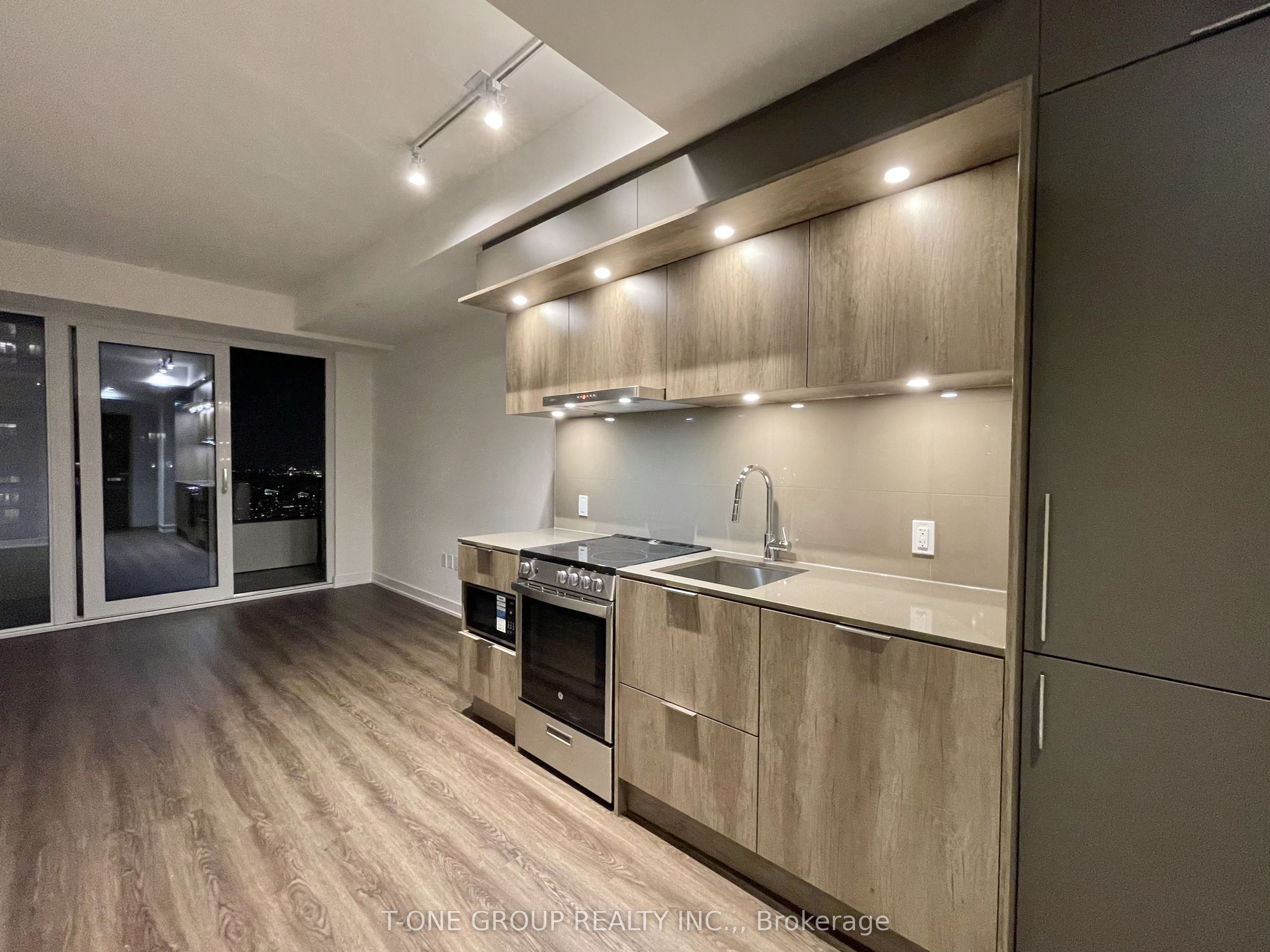 448 Burnhamthorphe Road W 4707, Mississauga, ON L5B 0R4 photo 2