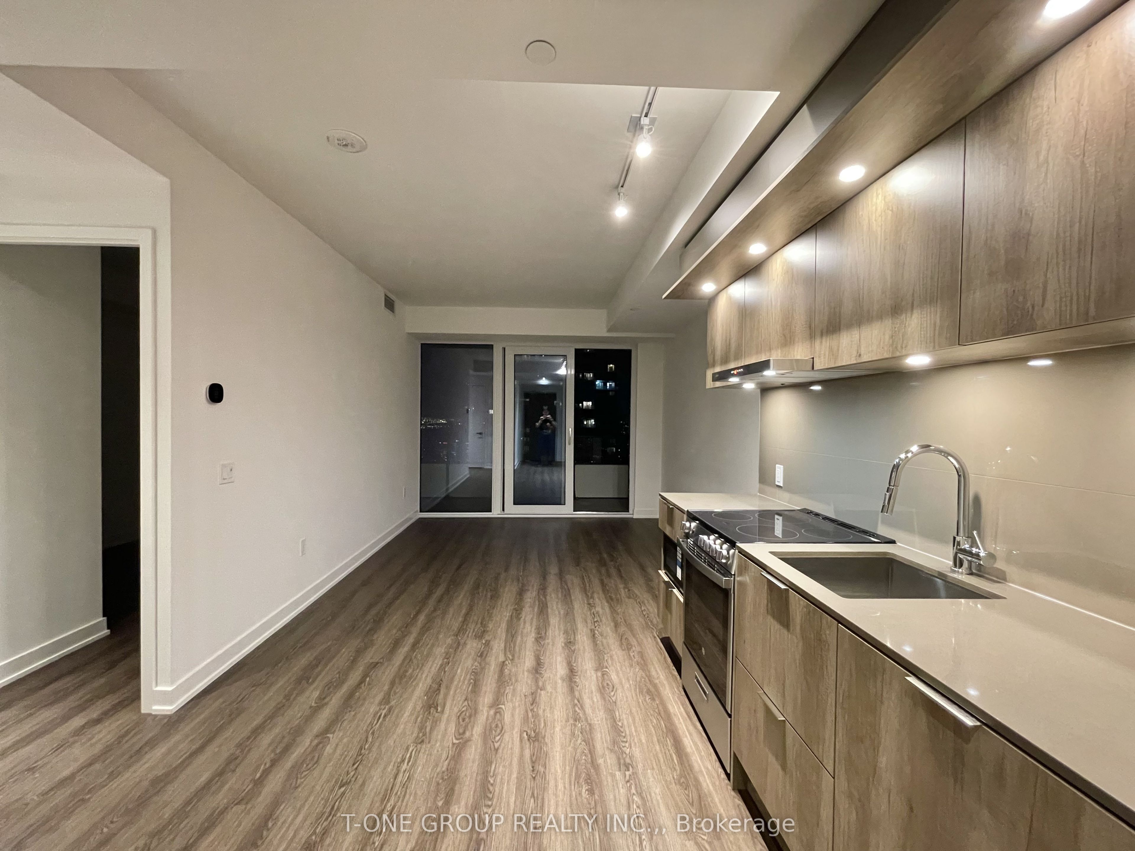 448 Burnhamthorphe Road W 4707, Mississauga, ON L5B 0R4 photo 3