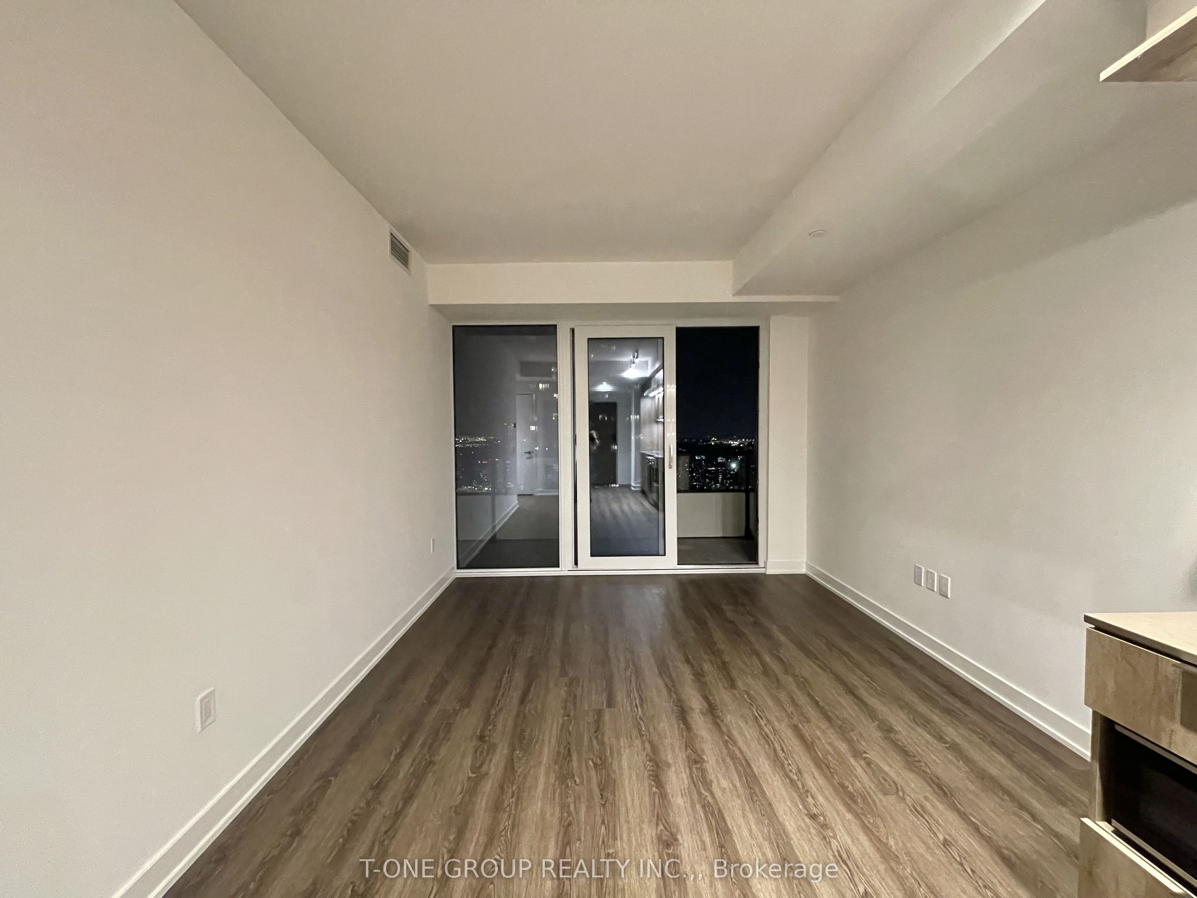 448 Burnhamthorphe Road W 4707, Mississauga, ON L5B 0R4 photo 4