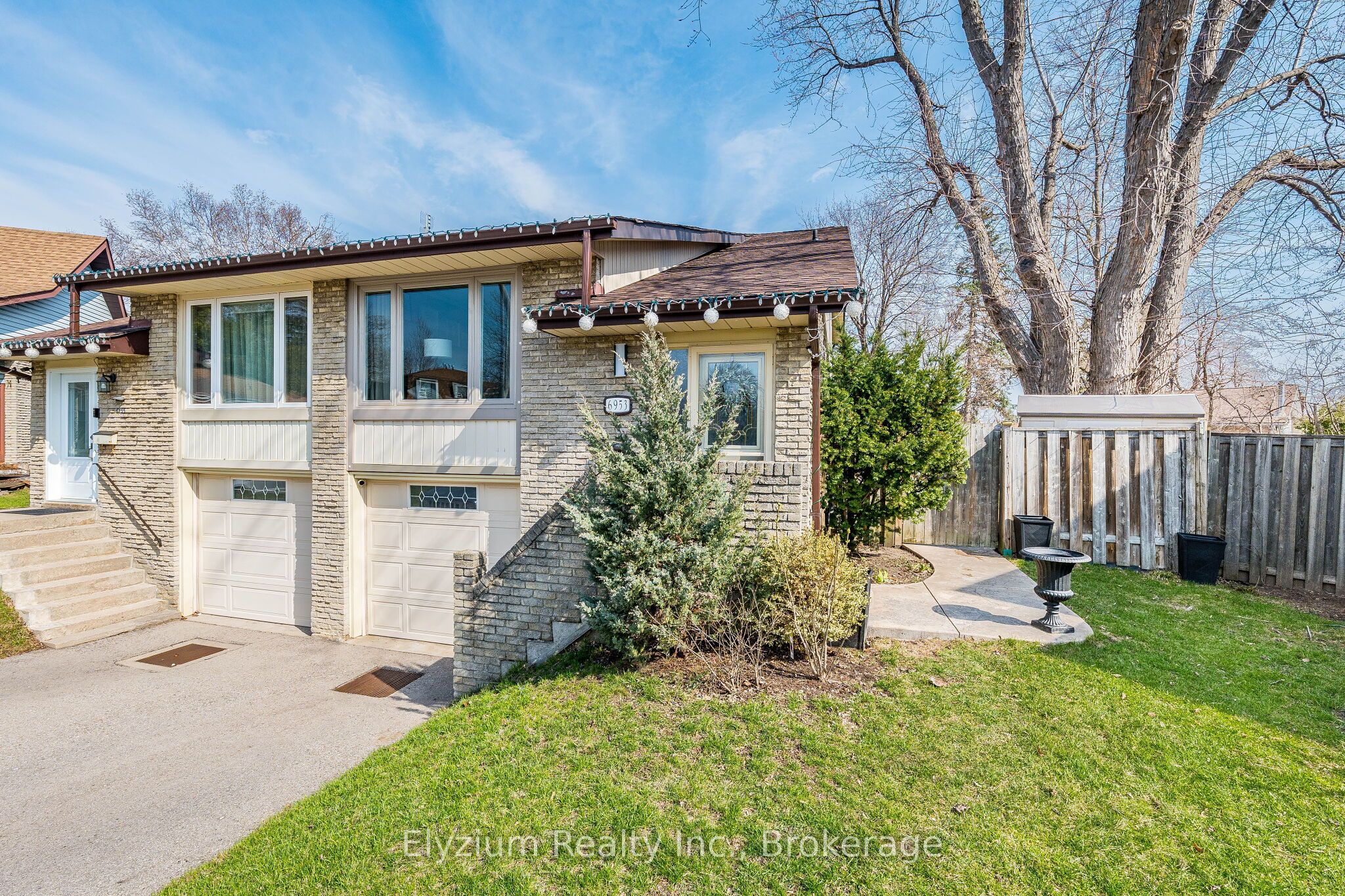 6953 Cherbourg Gardens, Mississauga, ON L5N 1M9 photo 3