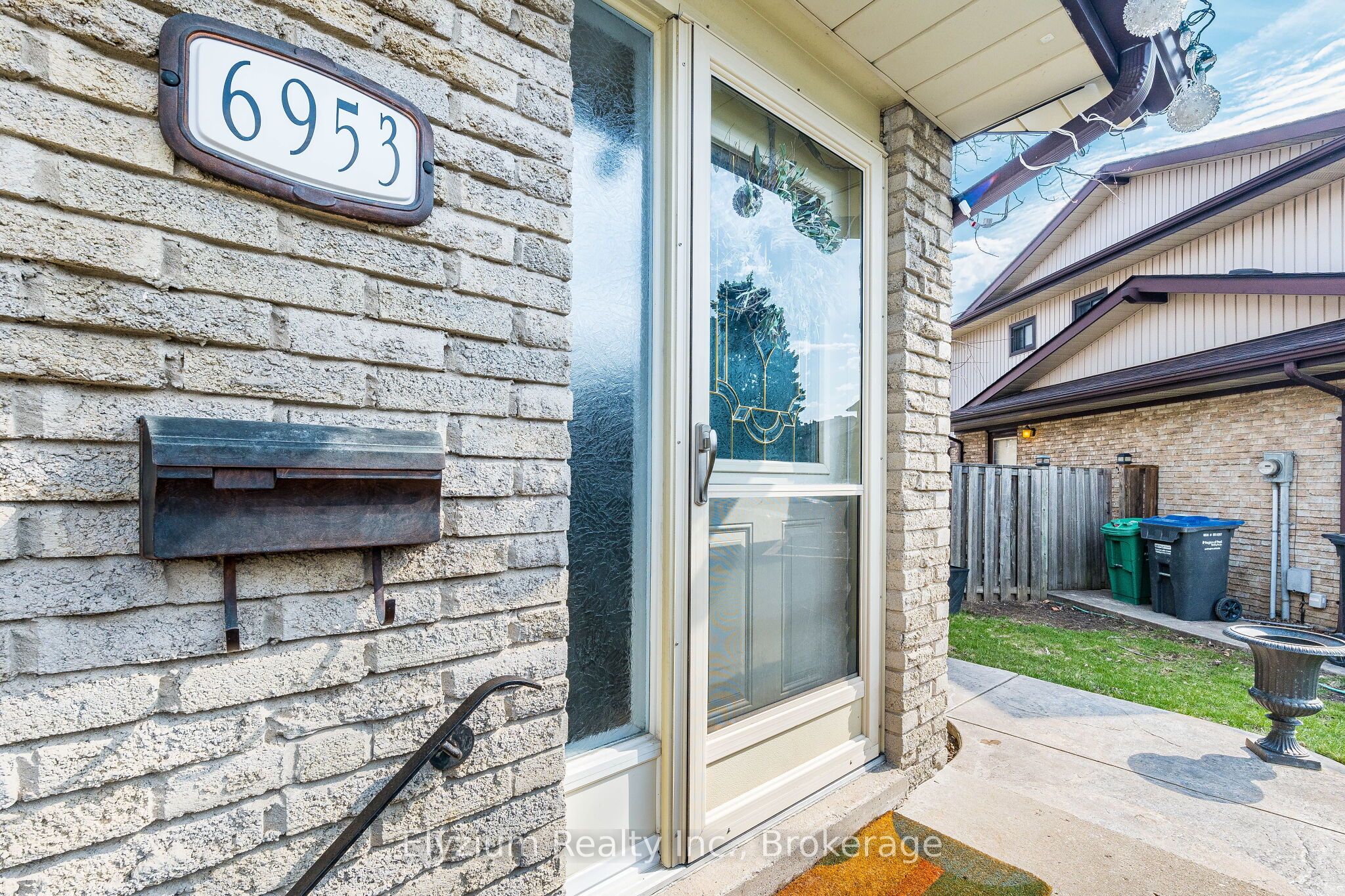 6953 Cherbourg Gardens, Mississauga, ON L5N 1M9 photo 5