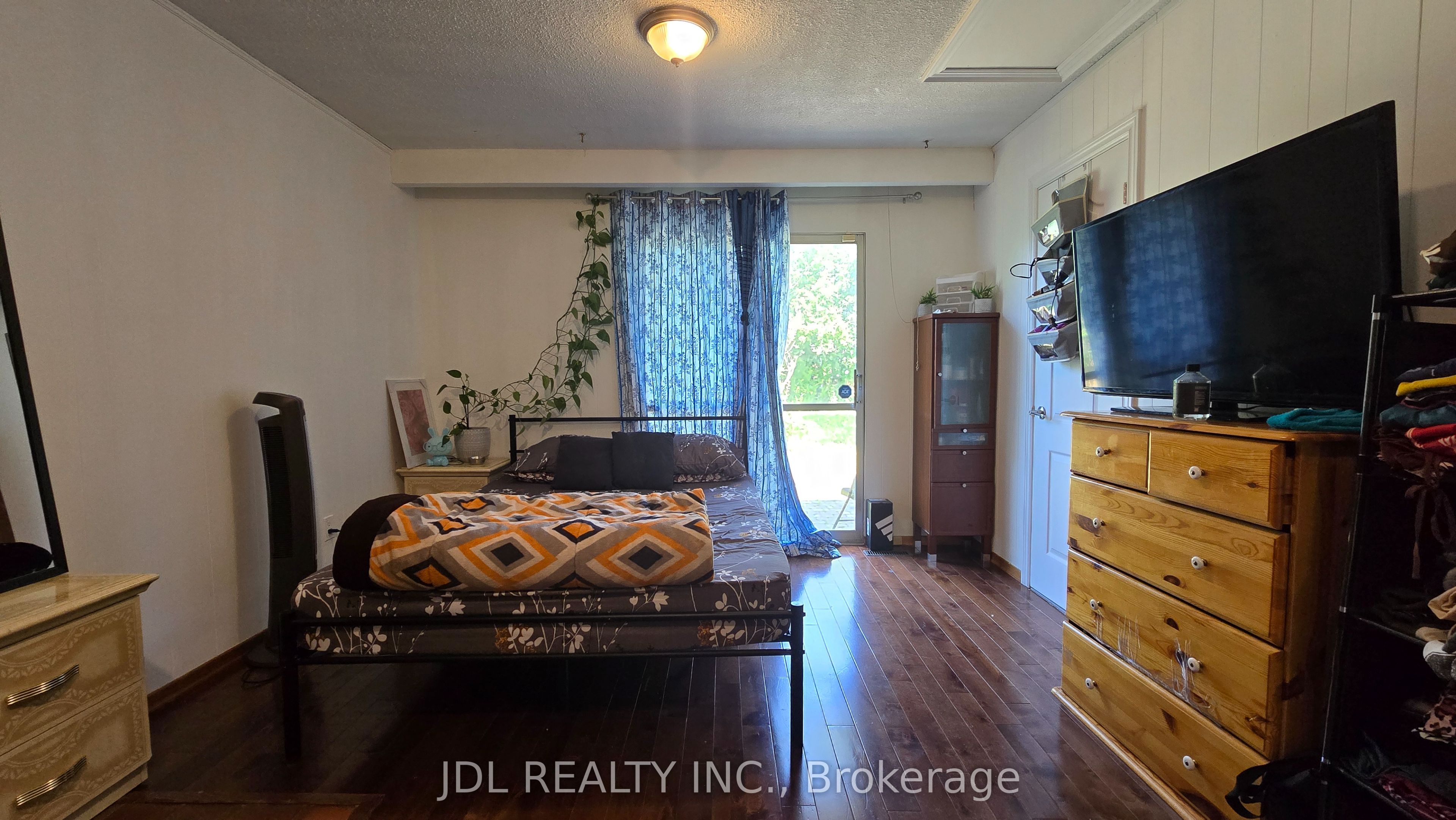 3769 Brandon Gate Drive Main Bachelor, Mississauga, ON L4T 3N1