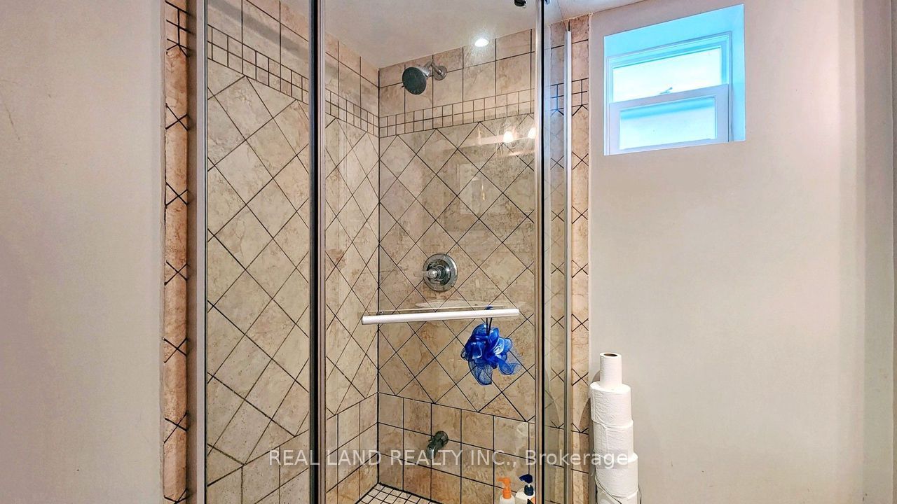 26 Glamis Avenue, Toronto, ON M6N 4H6 photo 2